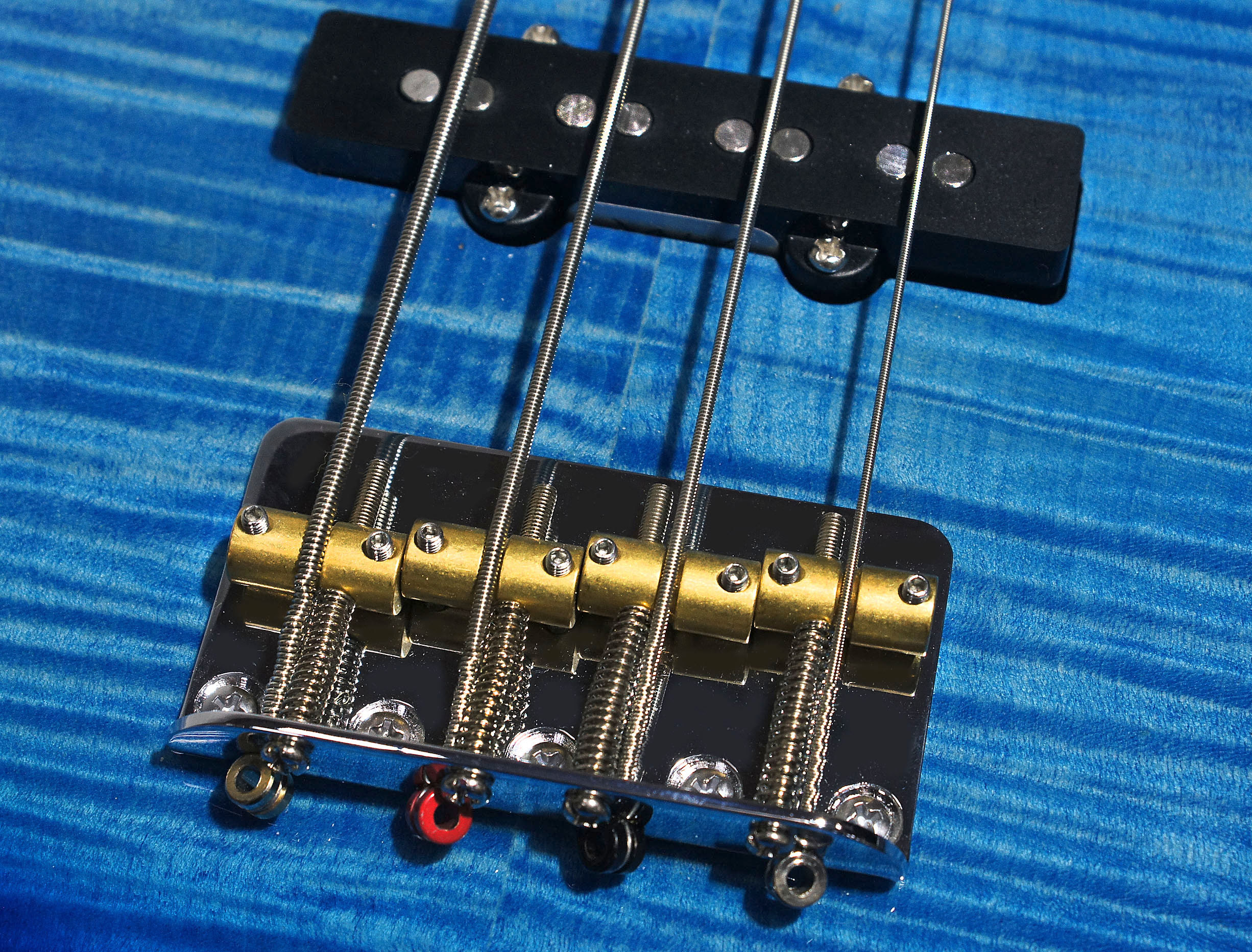 Изображение EARTH JB4 Бас-гитара 4-струнная 