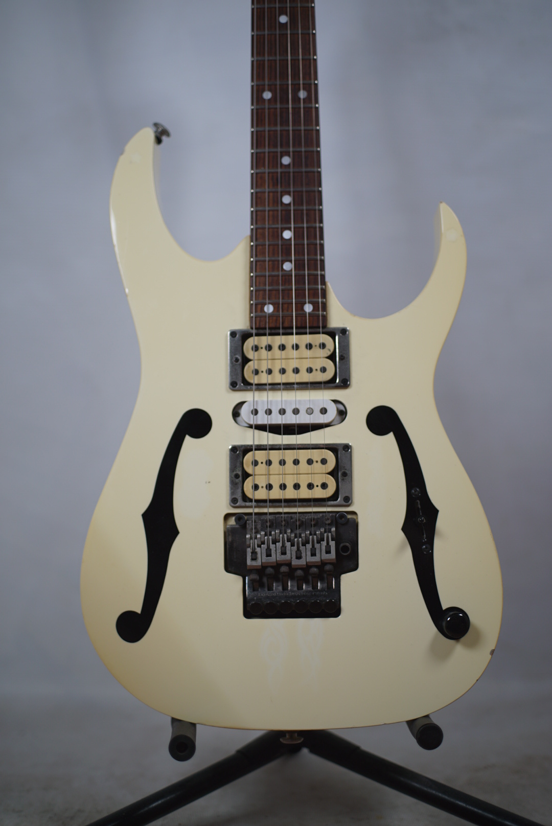 Изображение Ibanez PGM30 Superstrat Электрогитара б/у, s/n F9936755, HSH, винтажный белый, эфы