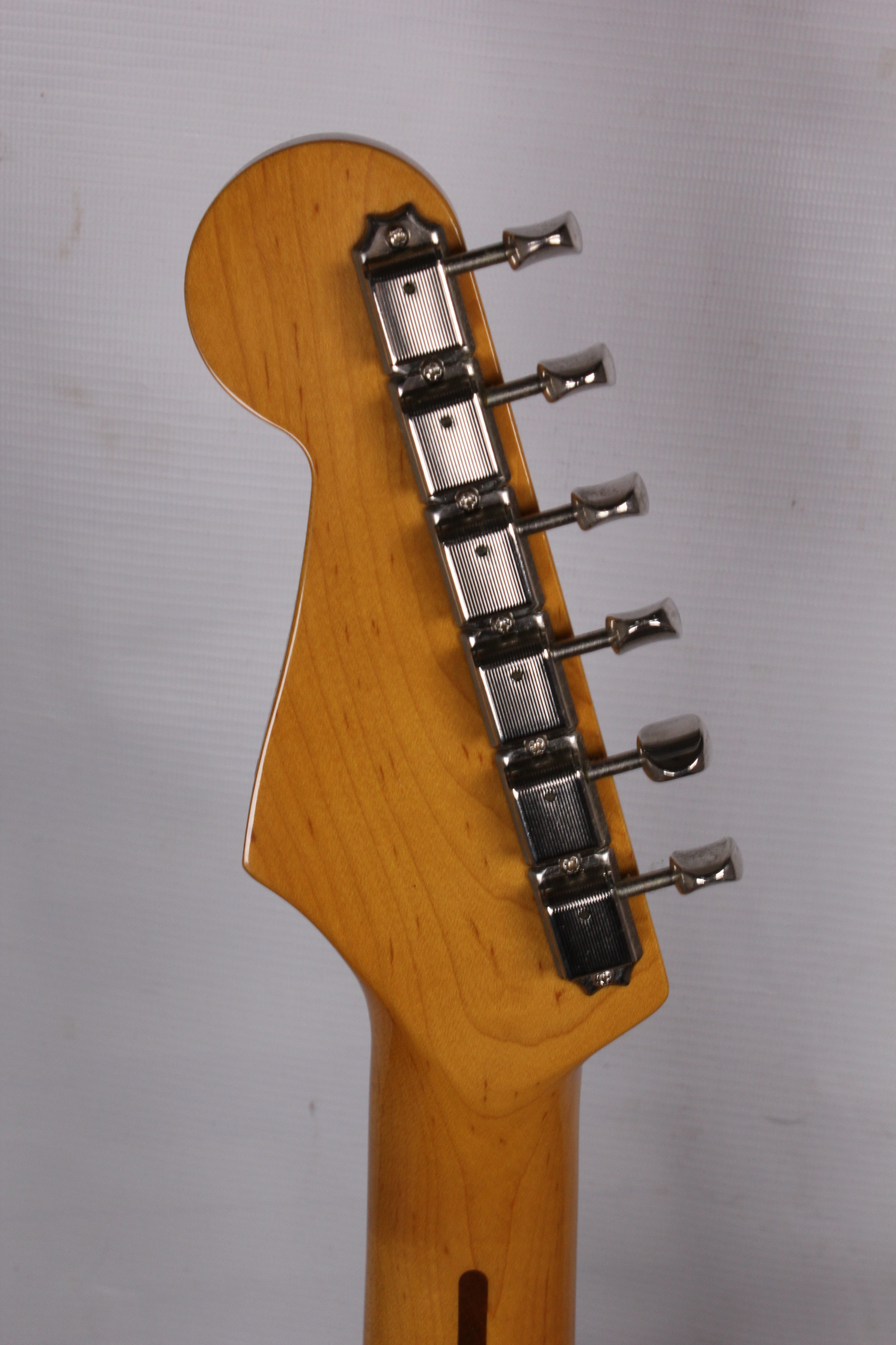 Изображение Fender Stratocaster ST-57 Japan 1995 Электрогитара б/у, s/n U042423, SSS, черный, наклейка на пикгар