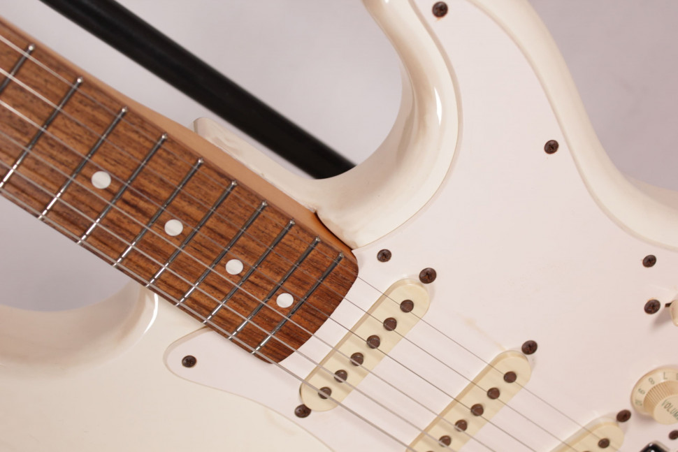 Fender Stratocaster Squier Series Mexico 1995 Электрогитара б/у, s/n MN540267 (552), SSS, белый Изображение Fender Stratocaster Squier Series Mexico 1995 Электрогитара б/у, s/n MN540267 (552), SSS, белый