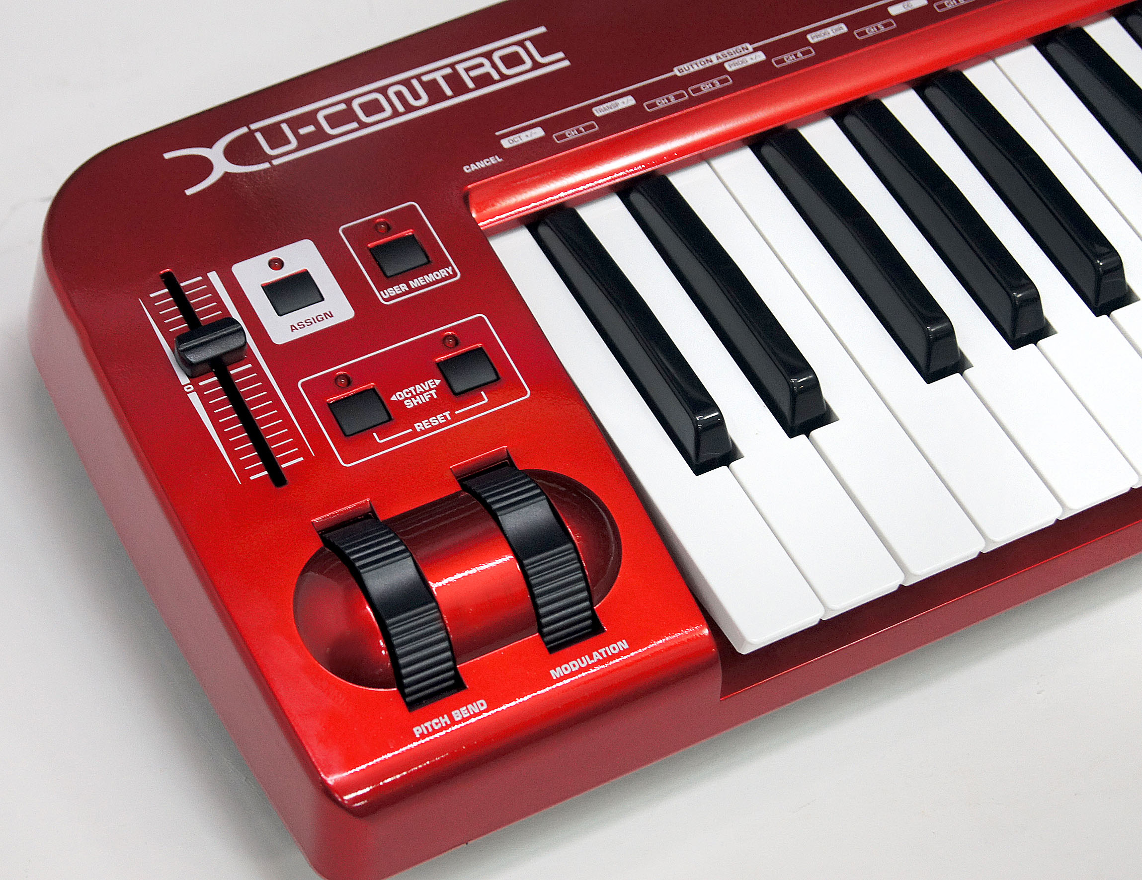 Изображение BEHRINGER UMX610 USB MIDI-клавиатура 61 клавиш