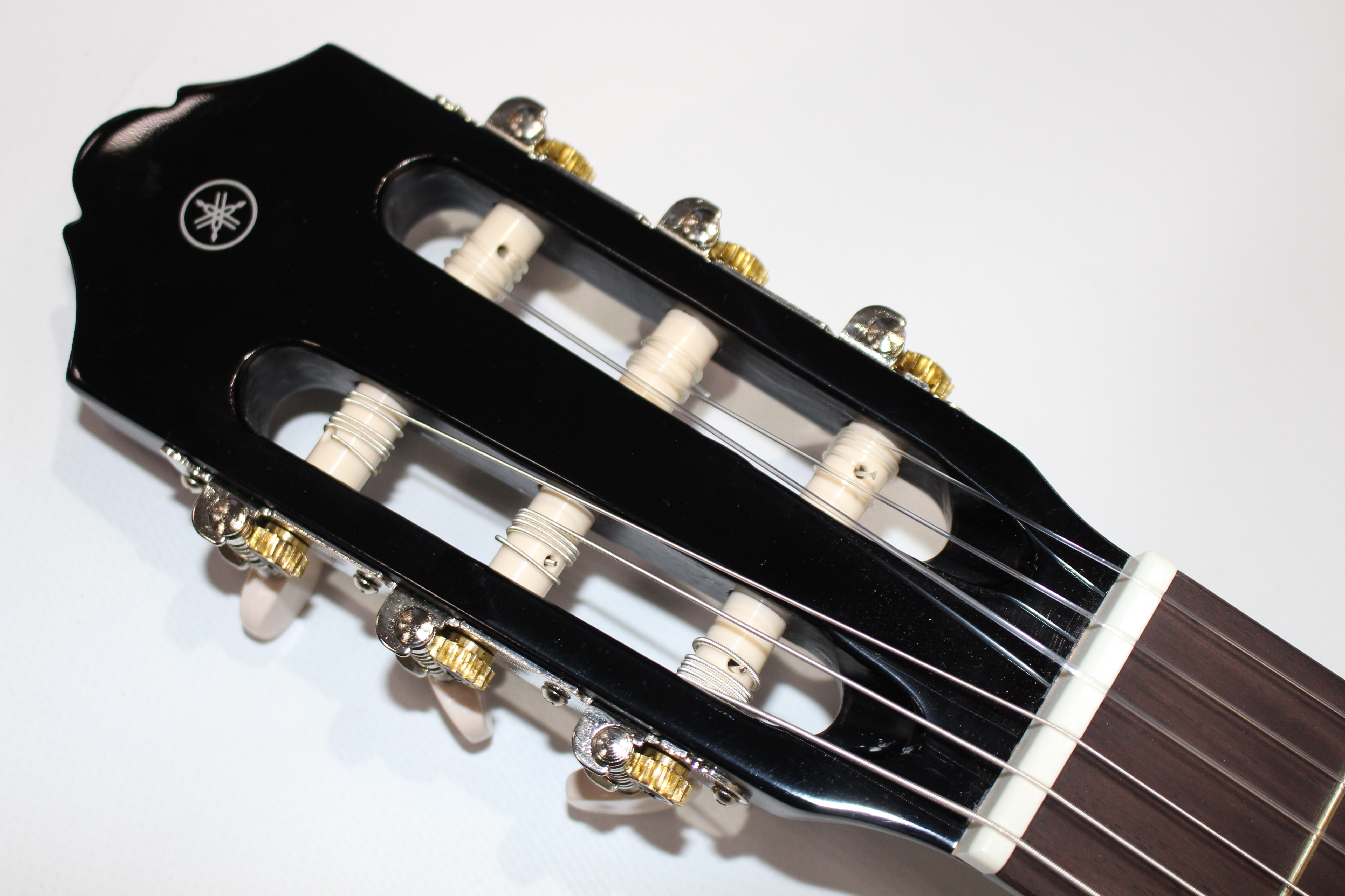 Изображение YAMAHA C40 BLACK Классическая гитара 4/4