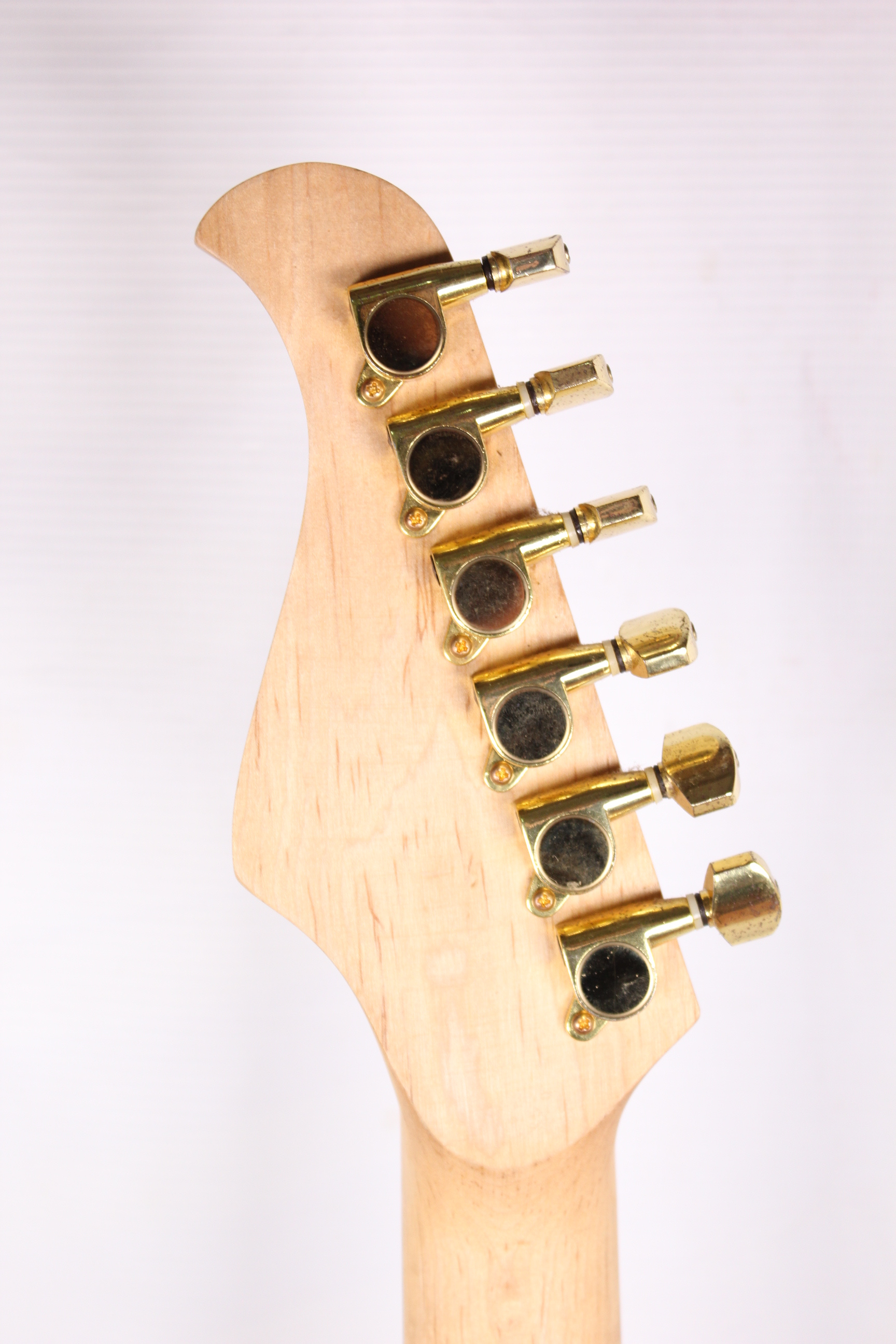 Изображение Anboy Stratocaster Электрогитара б/у, HSH, Красный Sunburst
