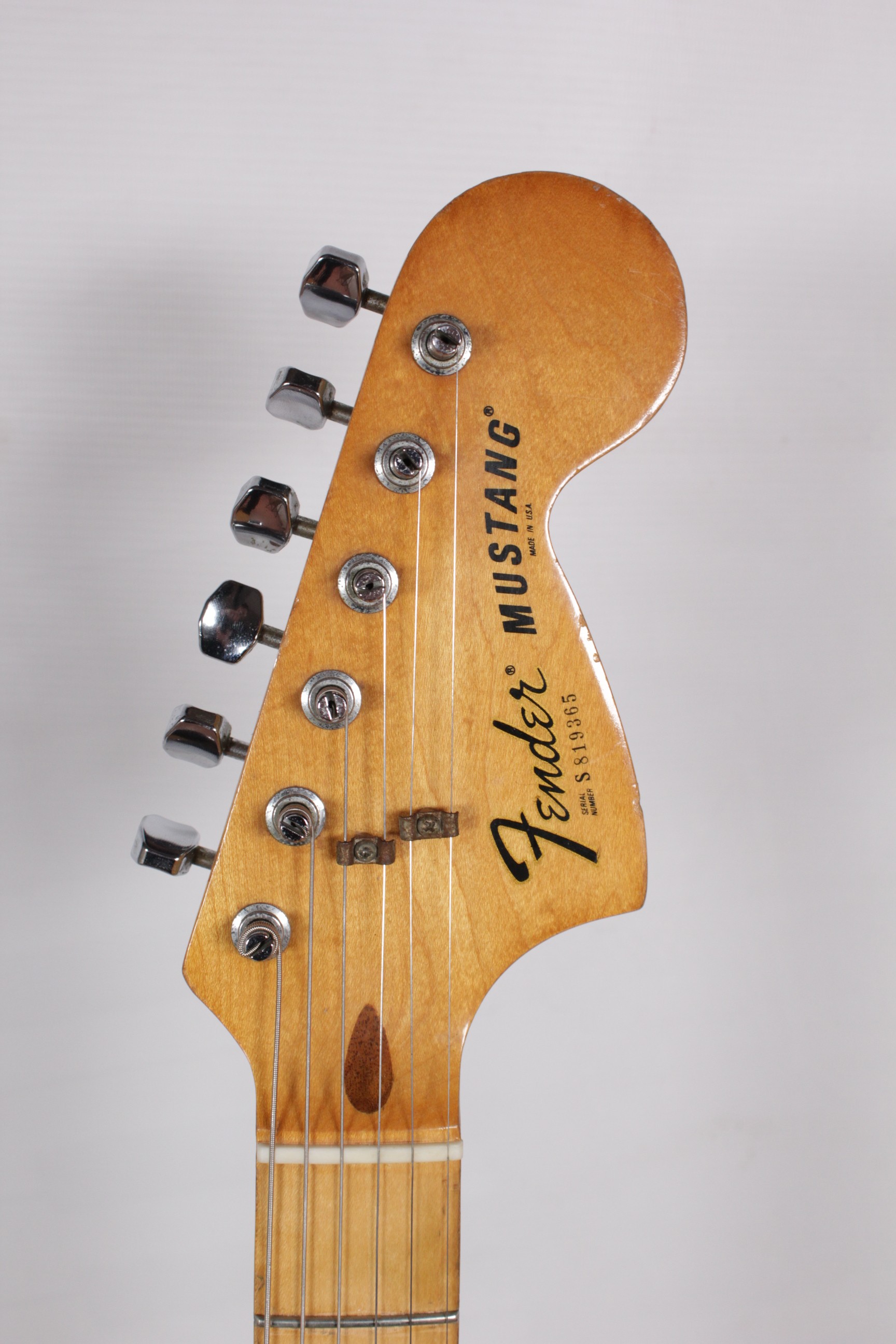 Изображение FENDER MUSTANG Электрогитара Б/У, sn: S91819365, натуральный, хромированная фурнитура, черный пикгар
