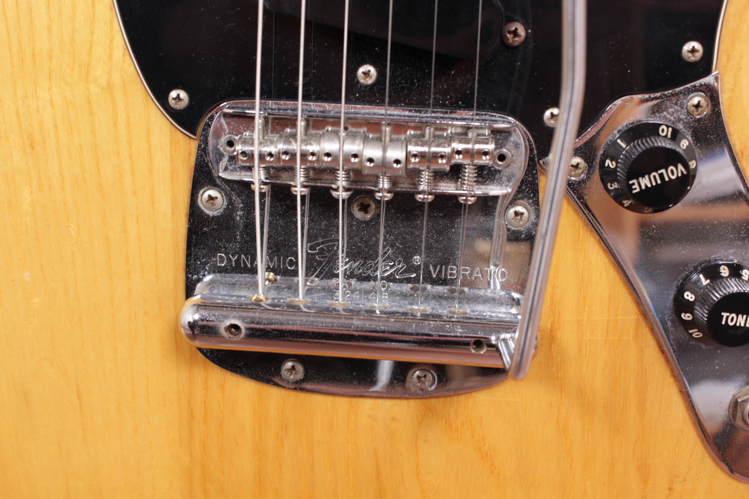 Изображение FENDER MUSTANG Электрогитара Б/У, sn: S91819365, натуральный, хромированная фурнитура, черный пикгар