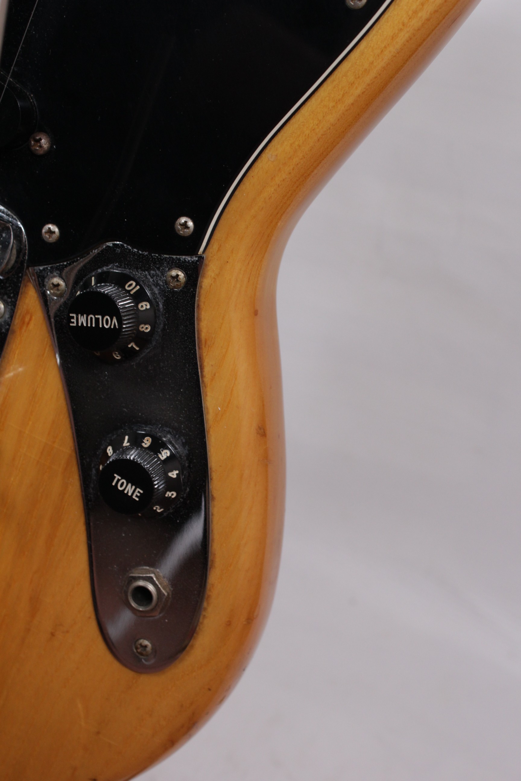 Изображение FENDER MUSTANG Электрогитара Б/У, sn: S91819365, натуральный, хромированная фурнитура, черный пикгар