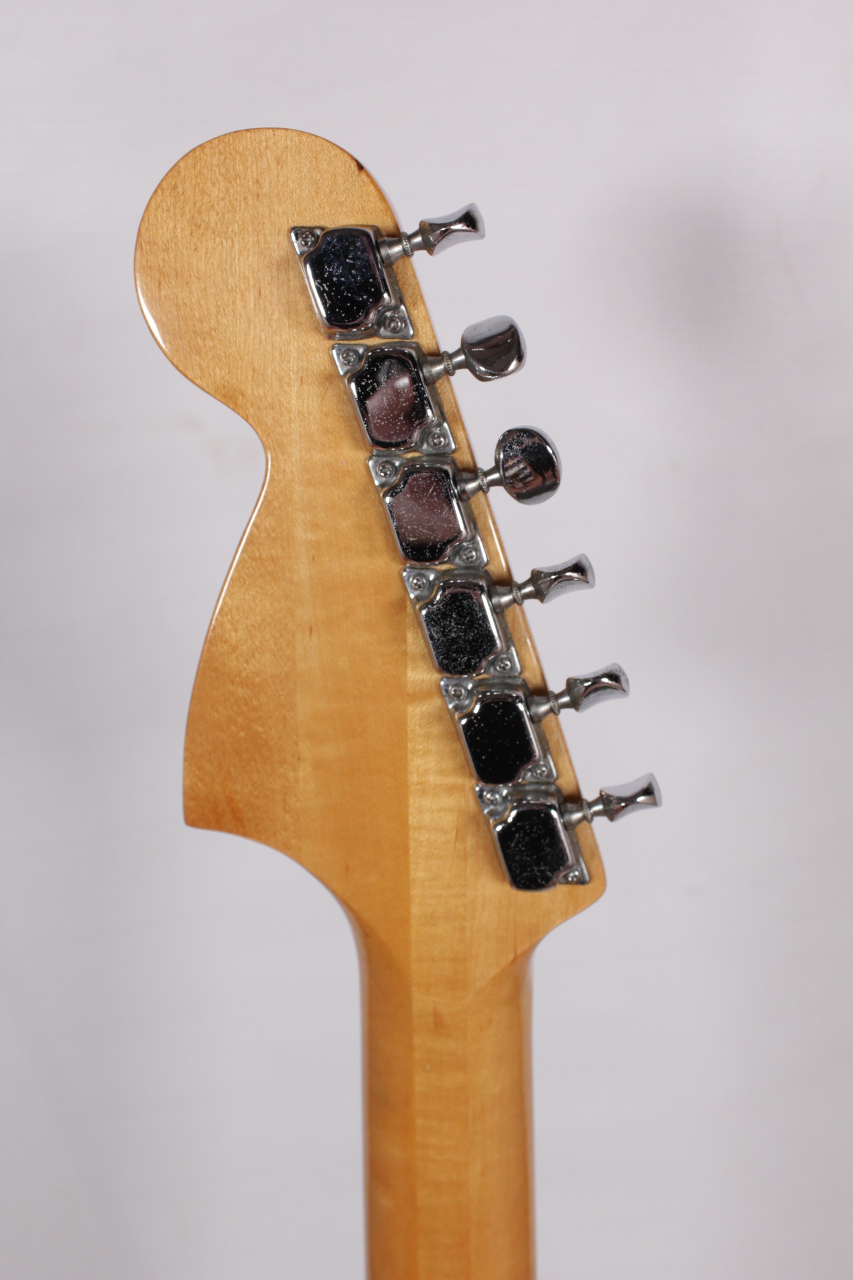 Frigia Custom Body Stratocaster Электрогитара Б/У, бежевый, белый пикгард Изображение Frigia Custom Body Stratocaster Электрогитара Б/У, бежевый, белый пикгард