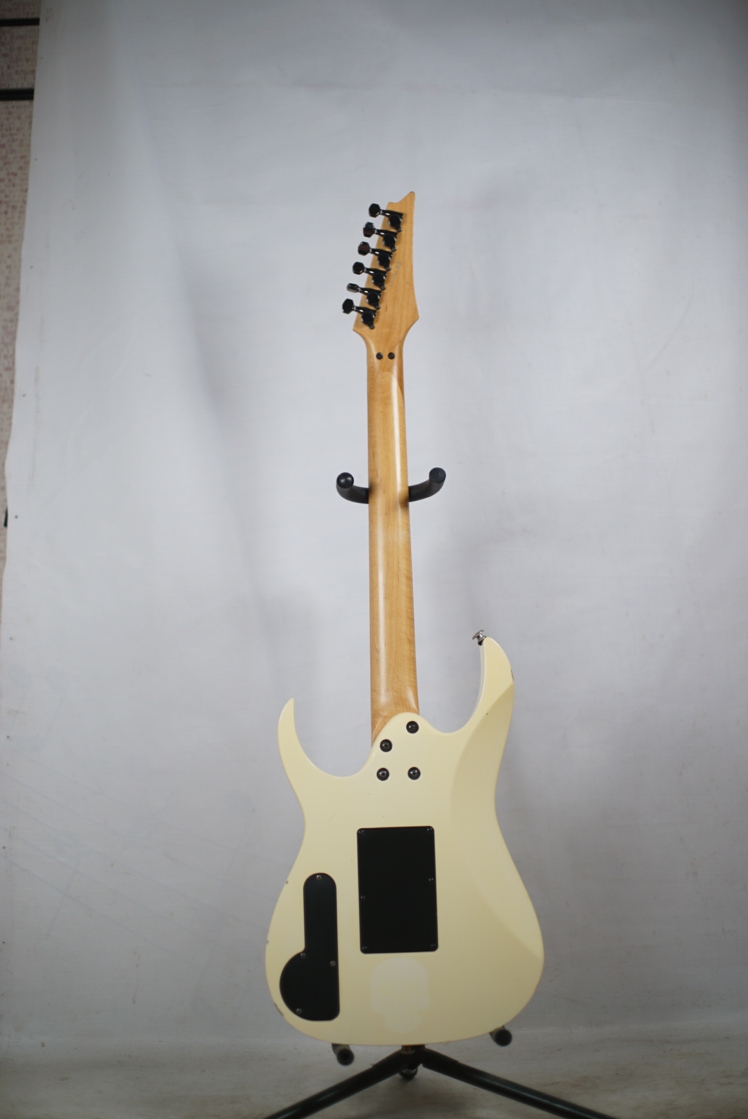 Изображение Ibanez PGM30 Superstrat Электрогитара б/у, s/n F9936755, HSH, винтажный белый, эфы