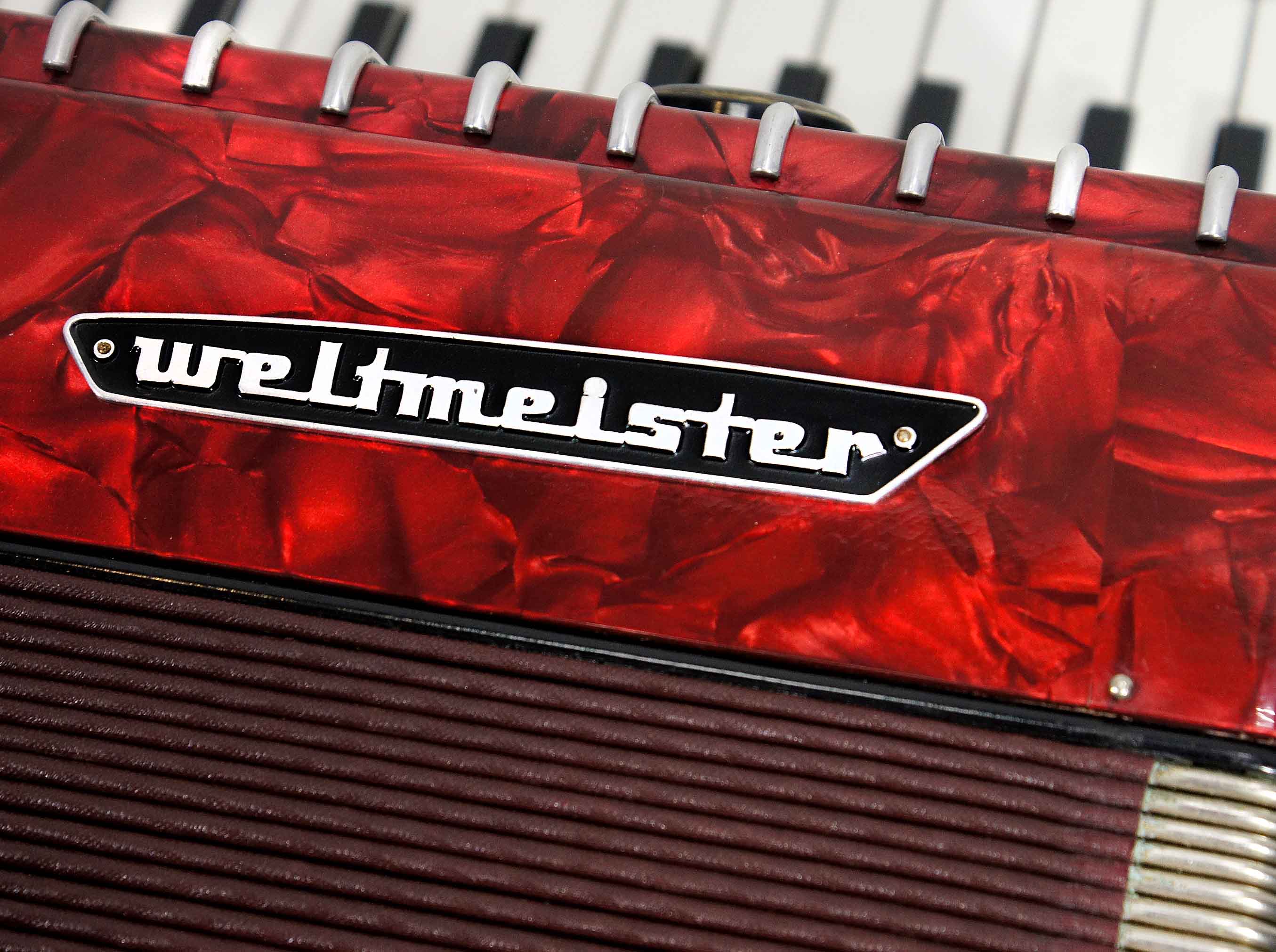 Изображение WELTMEISTER S34 Аккордеон Б\У, Красный, Кейс в синей обшивке