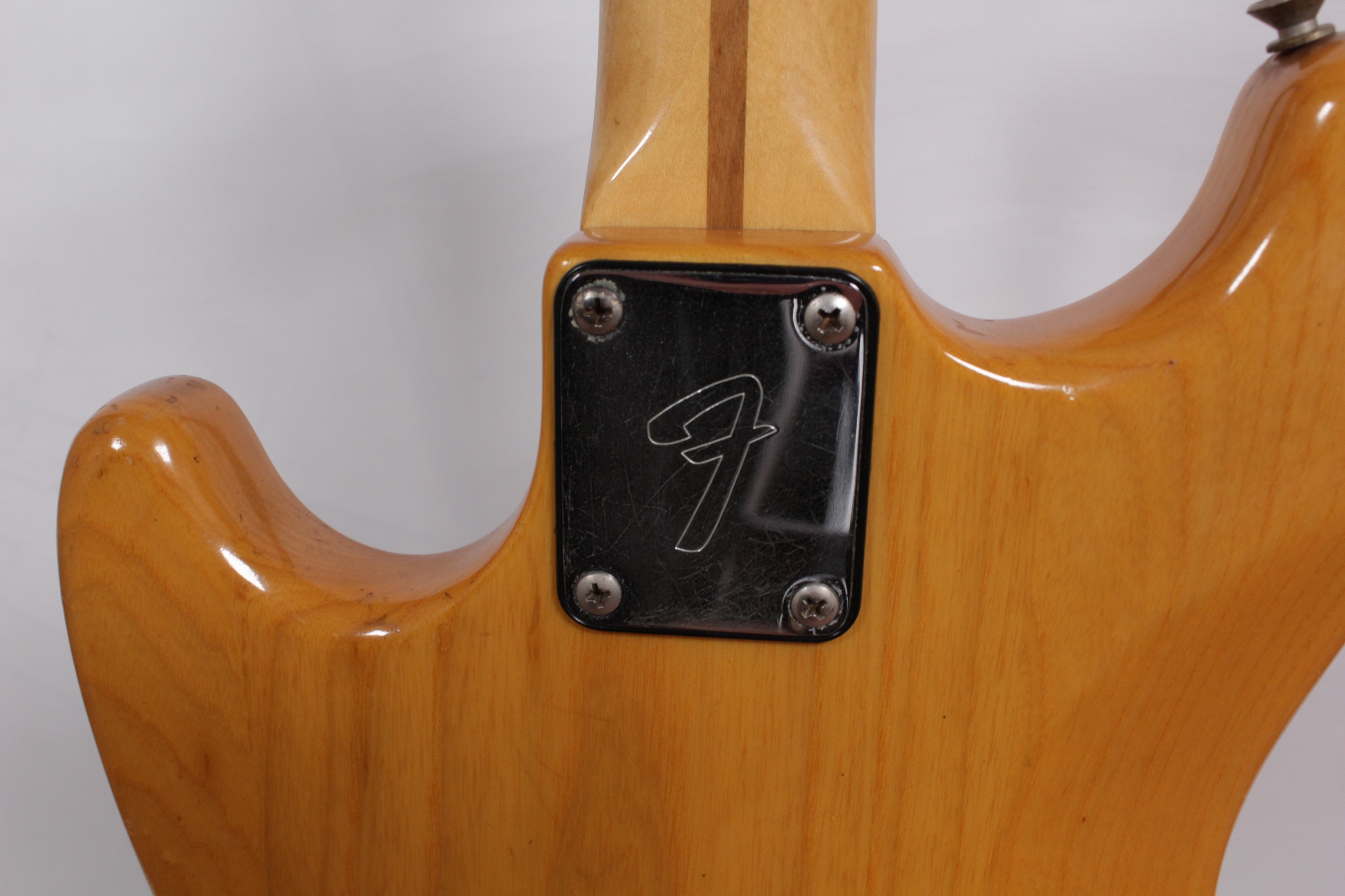 Изображение FENDER MUSTANG Электрогитара Б/У, sn: S91819365, натуральный, хромированная фурнитура, черный пикгар