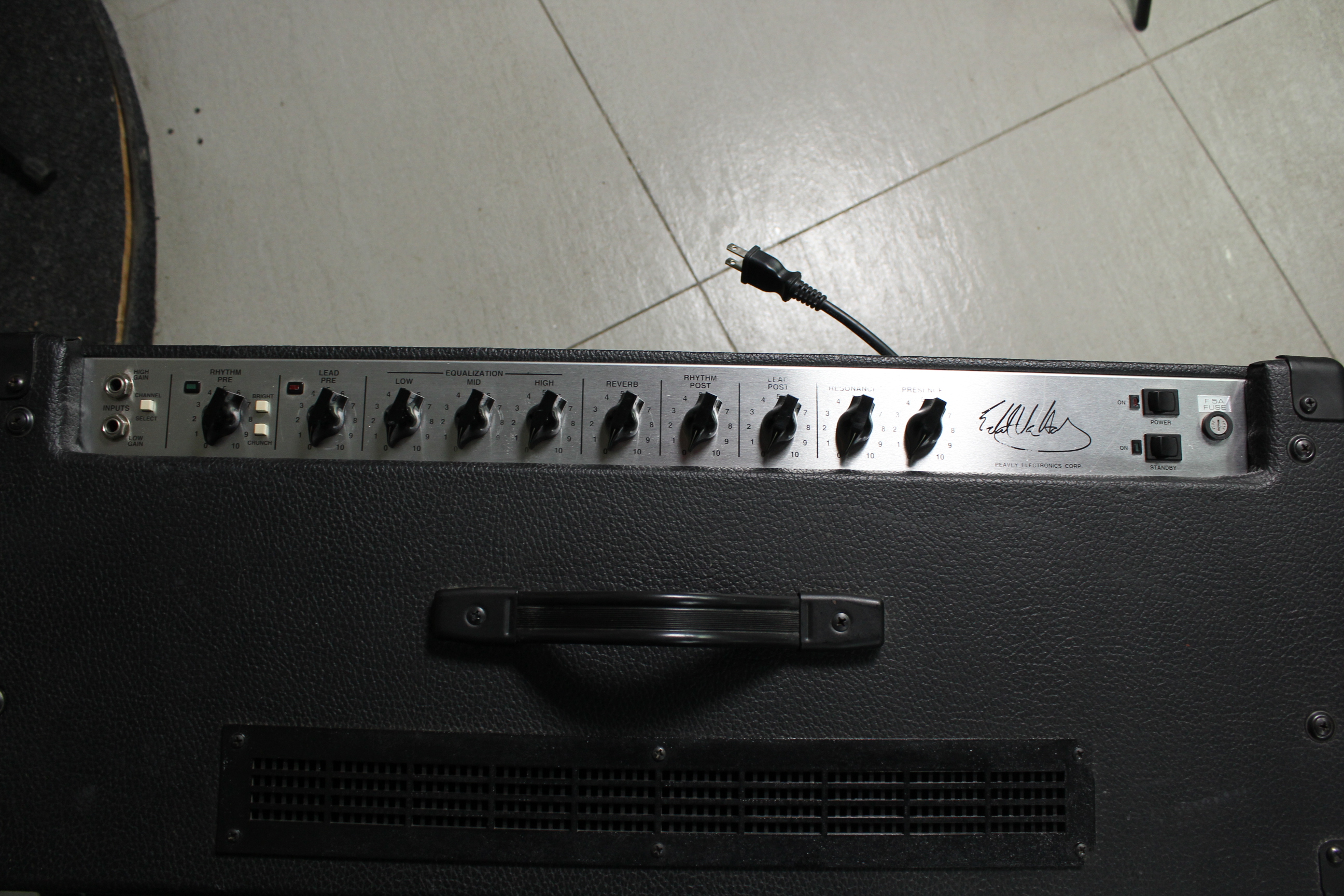 Изображение Peavey 5150 Combo 2x12 USA Комбоусилитель электрогитарный б/у, s/n 08027629, 100W, 110V!!
