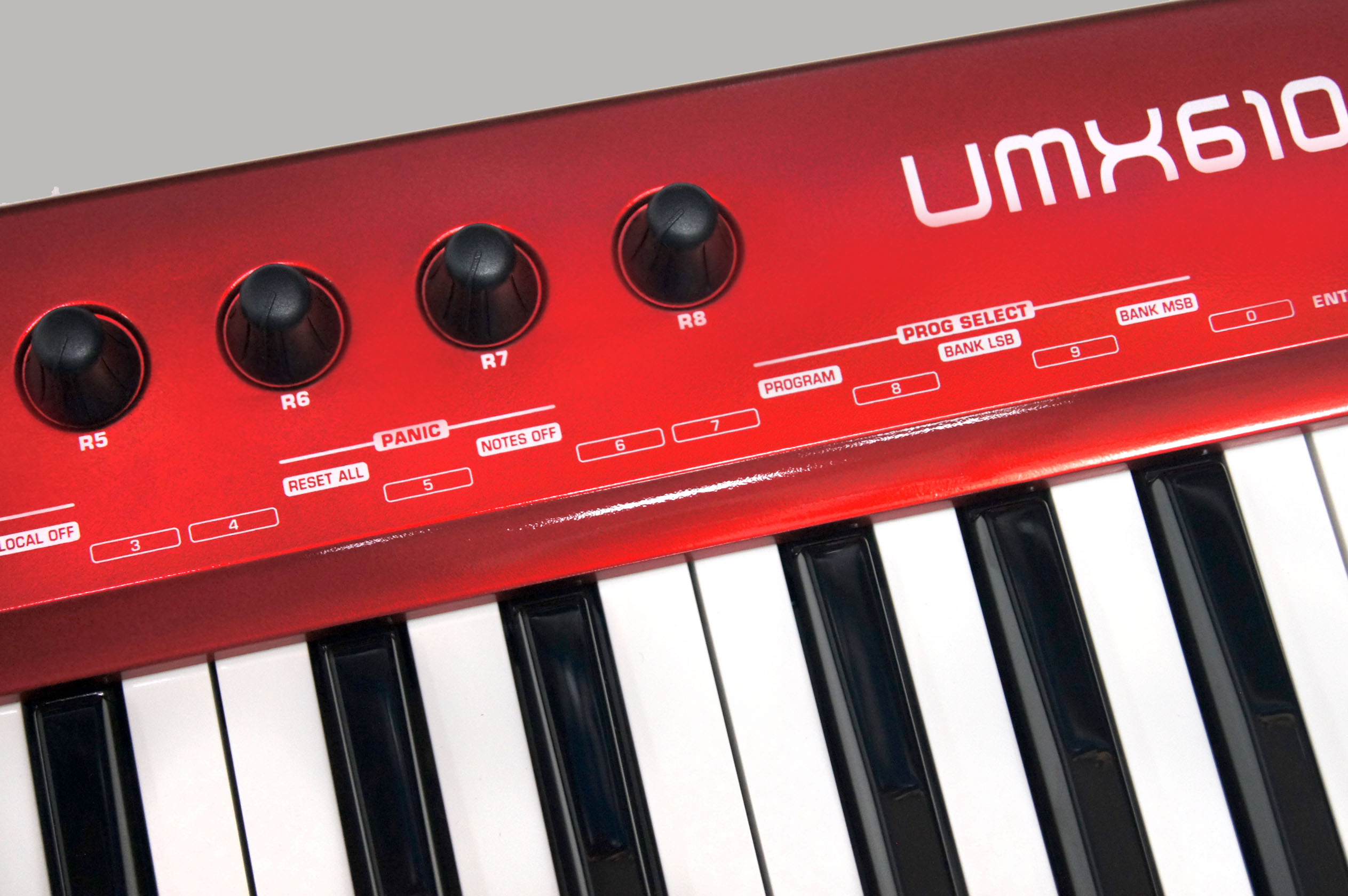 Изображение BEHRINGER UMX610 USB MIDI-клавиатура 61 клавиш