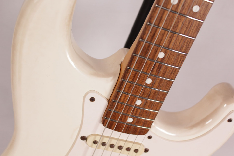 Fender Stratocaster Squier Series Mexico 1995 Электрогитара б/у, s/n MN540267 (552), SSS, белый Изображение Fender Stratocaster Squier Series Mexico 1995 Электрогитара б/у, s/n MN540267 (552), SSS, белый