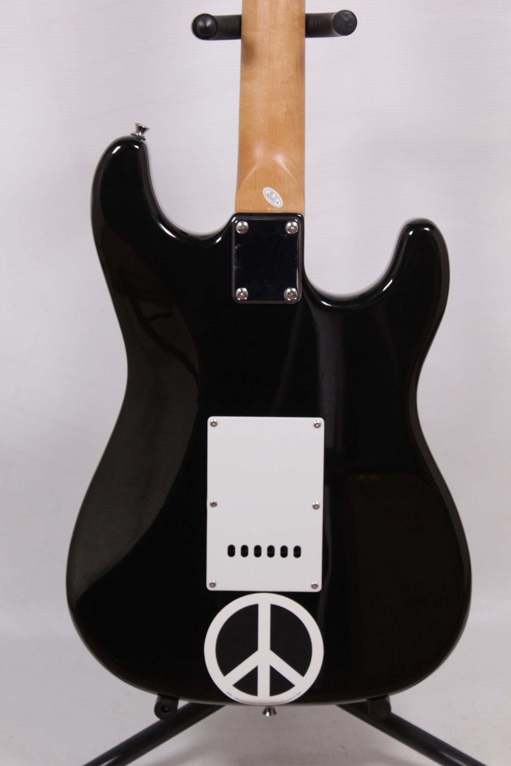 Изображение Selder Stratocaster Lefthanded Электрогитара Б/У Леворукая, черный, SSS, сзади наклейка пацифик