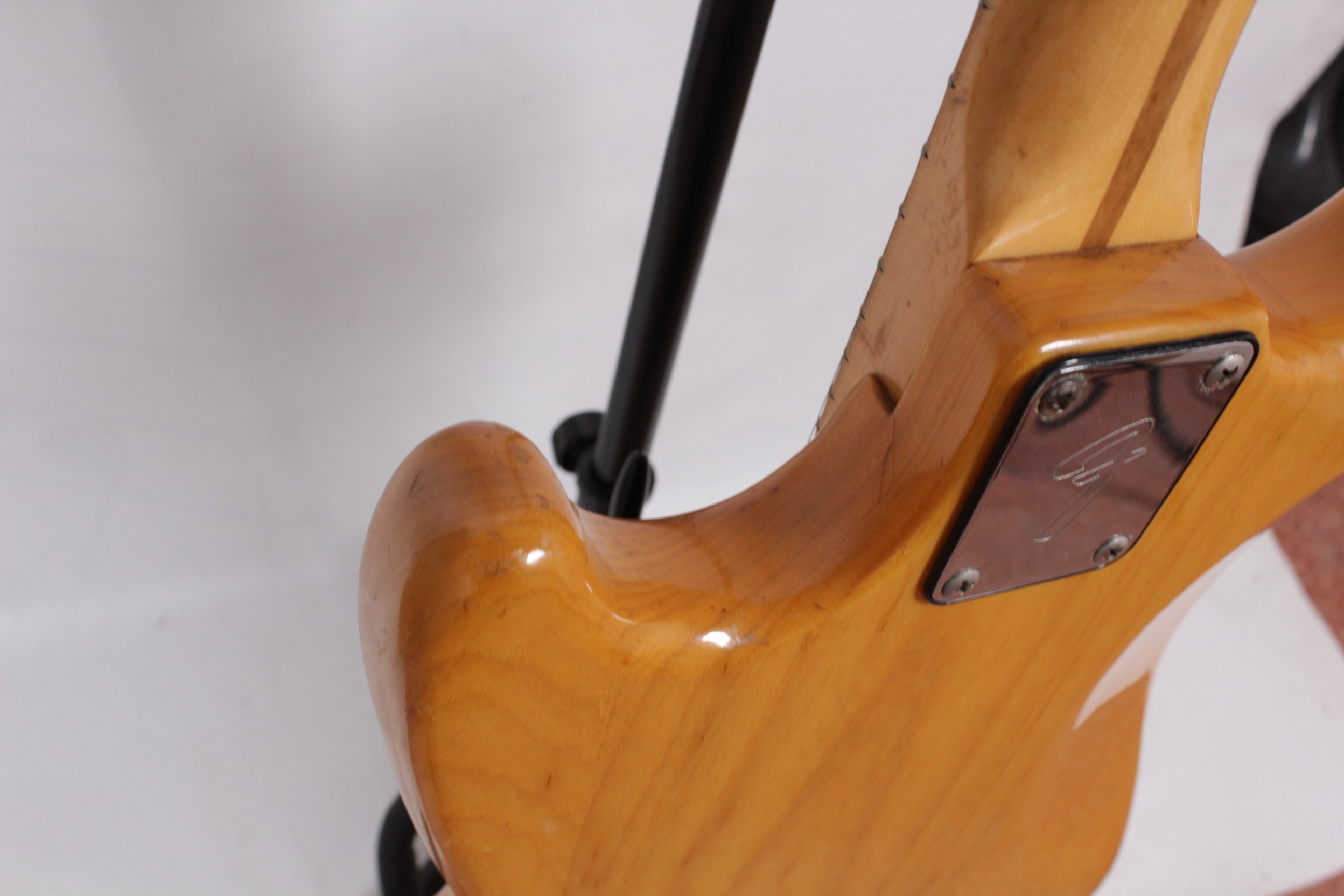 Изображение FENDER MUSTANG Электрогитара Б/У, sn: S91819365, натуральный, хромированная фурнитура, черный пикгар