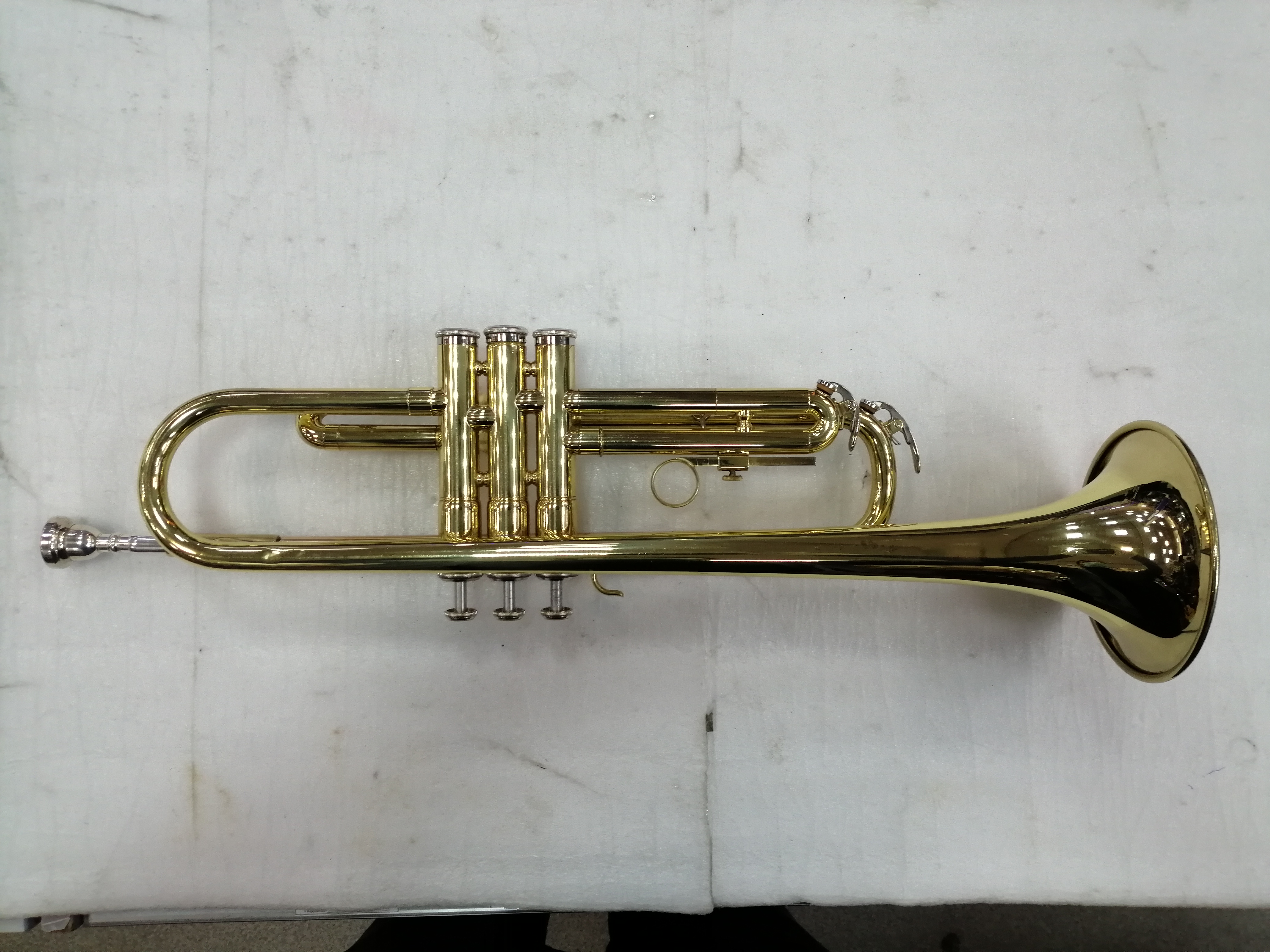 YAMAHA YTR-2321 Труба Б/У,s/n 008059, золотой + чехол, мундштук Изображение YAMAHA YTR-2321 Труба Б/У,s/n 008059, золотой + чехол, мундштук