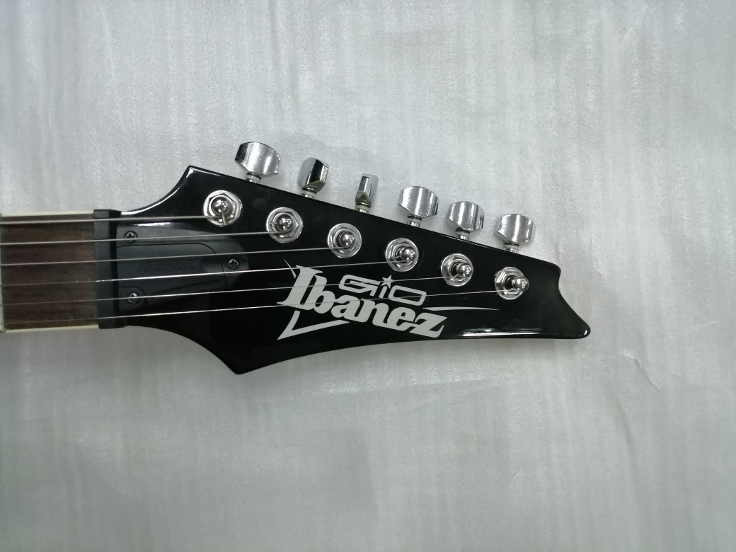 IBANEZ GIO Электрогитара Б/У, HSH, белый, пикгуард под металл Изображение IBANEZ GIO Электрогитара Б/У, HSH, белый, пикгуард под металл