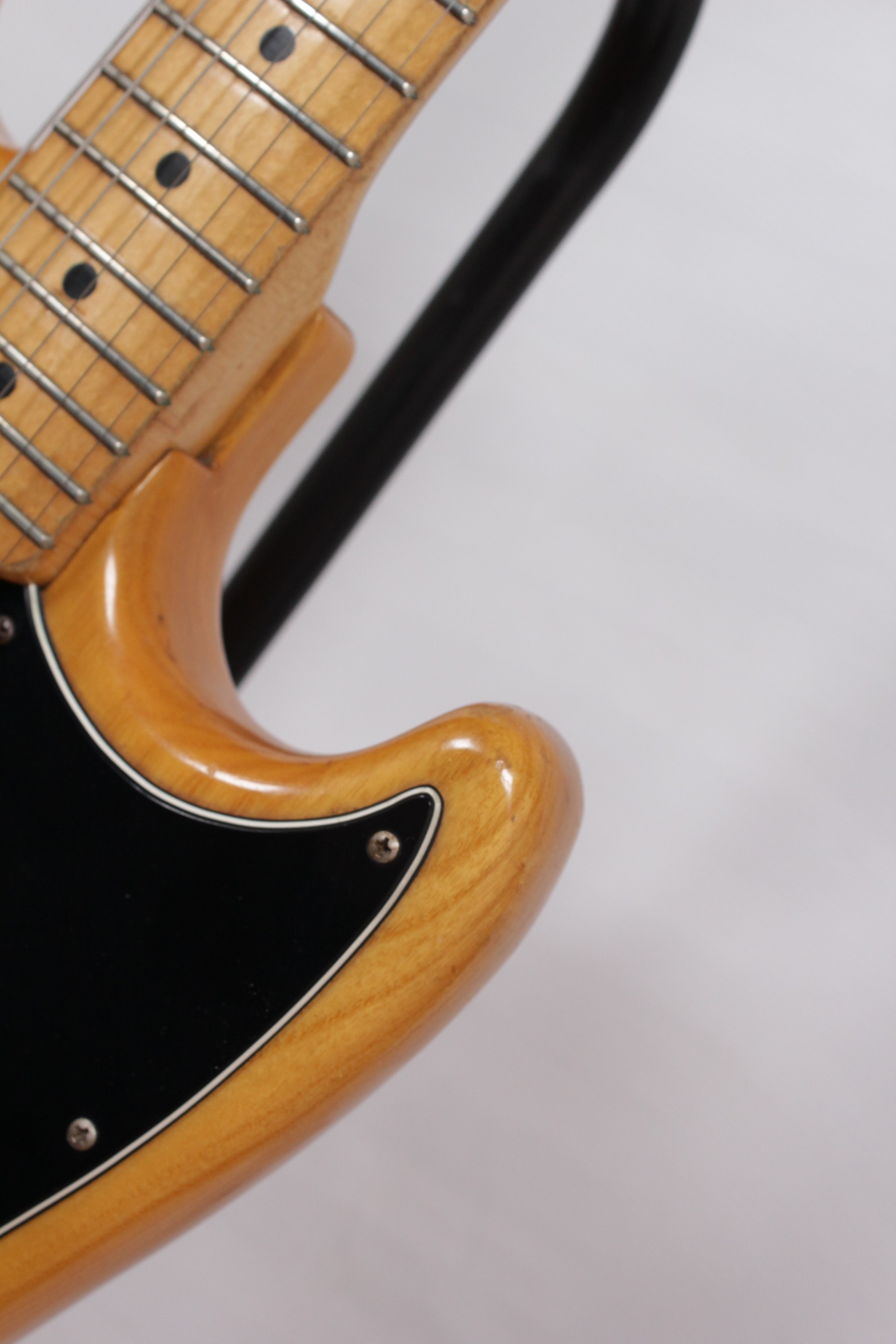 Изображение FENDER MUSTANG Электрогитара Б/У, sn: S91819365, натуральный, хромированная фурнитура, черный пикгар