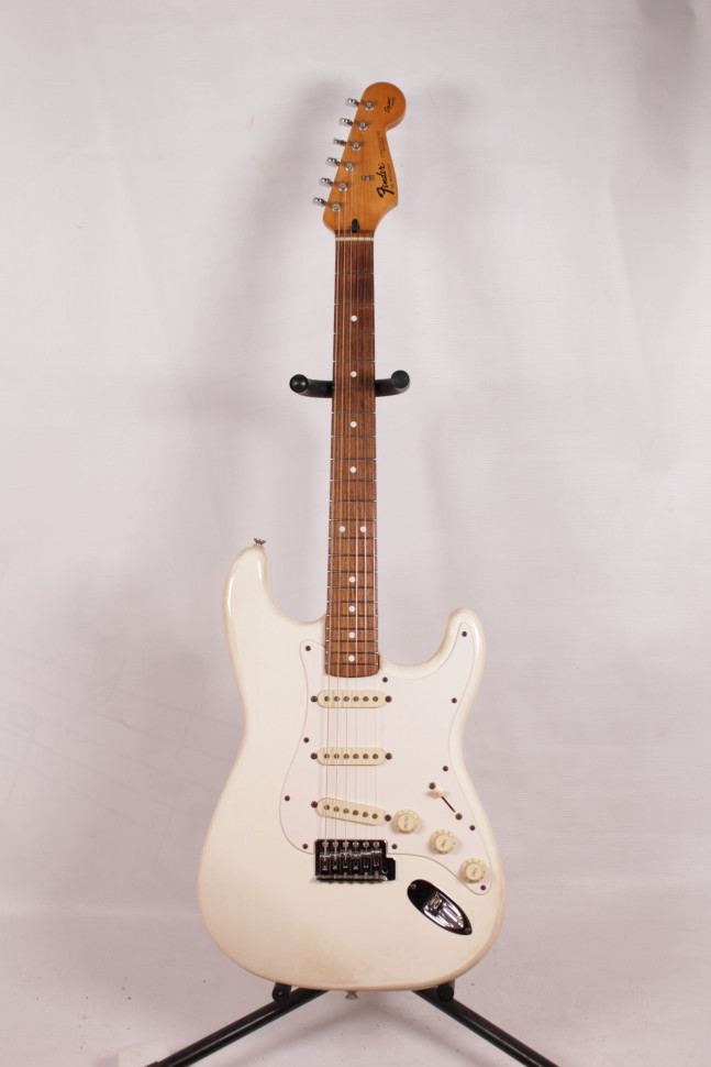 Fender Stratocaster Squier Series Mexico 1995 Электрогитара б/у, s/n MN540267 (552), SSS, белый Изображение Fender Stratocaster Squier Series Mexico 1995 Электрогитара б/у, s/n MN540267 (552), SSS, белый