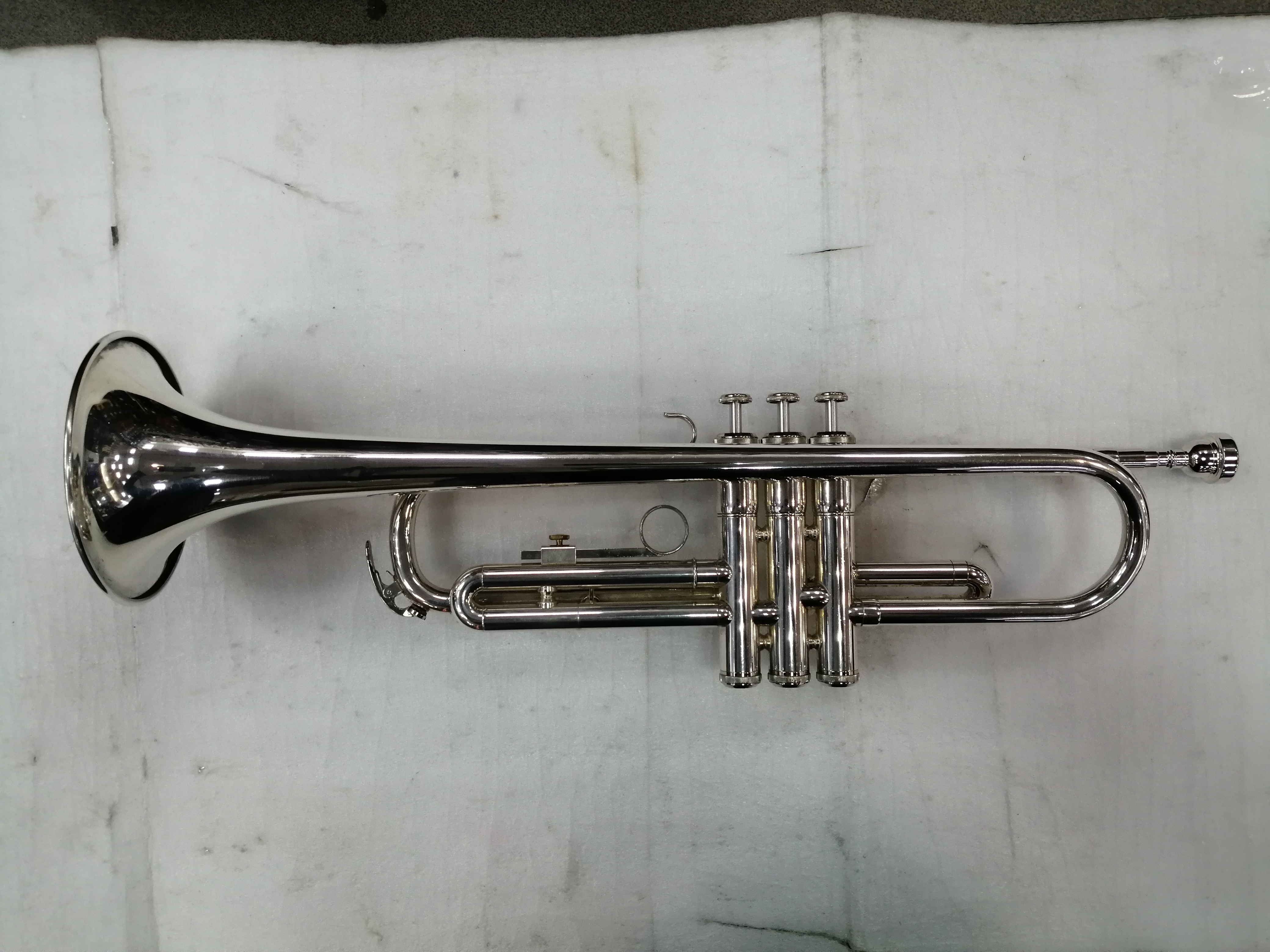 YAMAHA YTR-1320S Труба Б/У, s/n 301009, серебро, + кейс + МУНДШТУК Изображение YAMAHA YTR-1320S Труба Б/У, s/n 301009, серебро, + кейс + МУНДШТУК