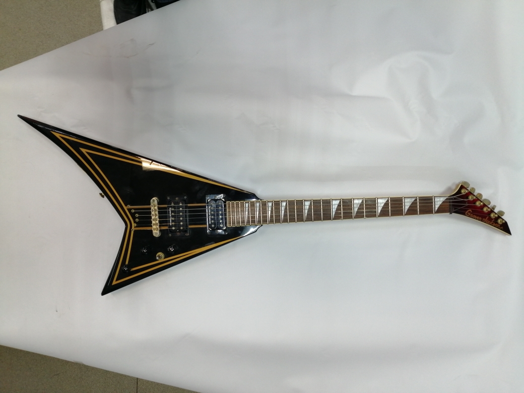 Изображение GROVER JACKSON RR-PS100, черный с золотым узором, стрела, гриф на болтах, сн: J018803 