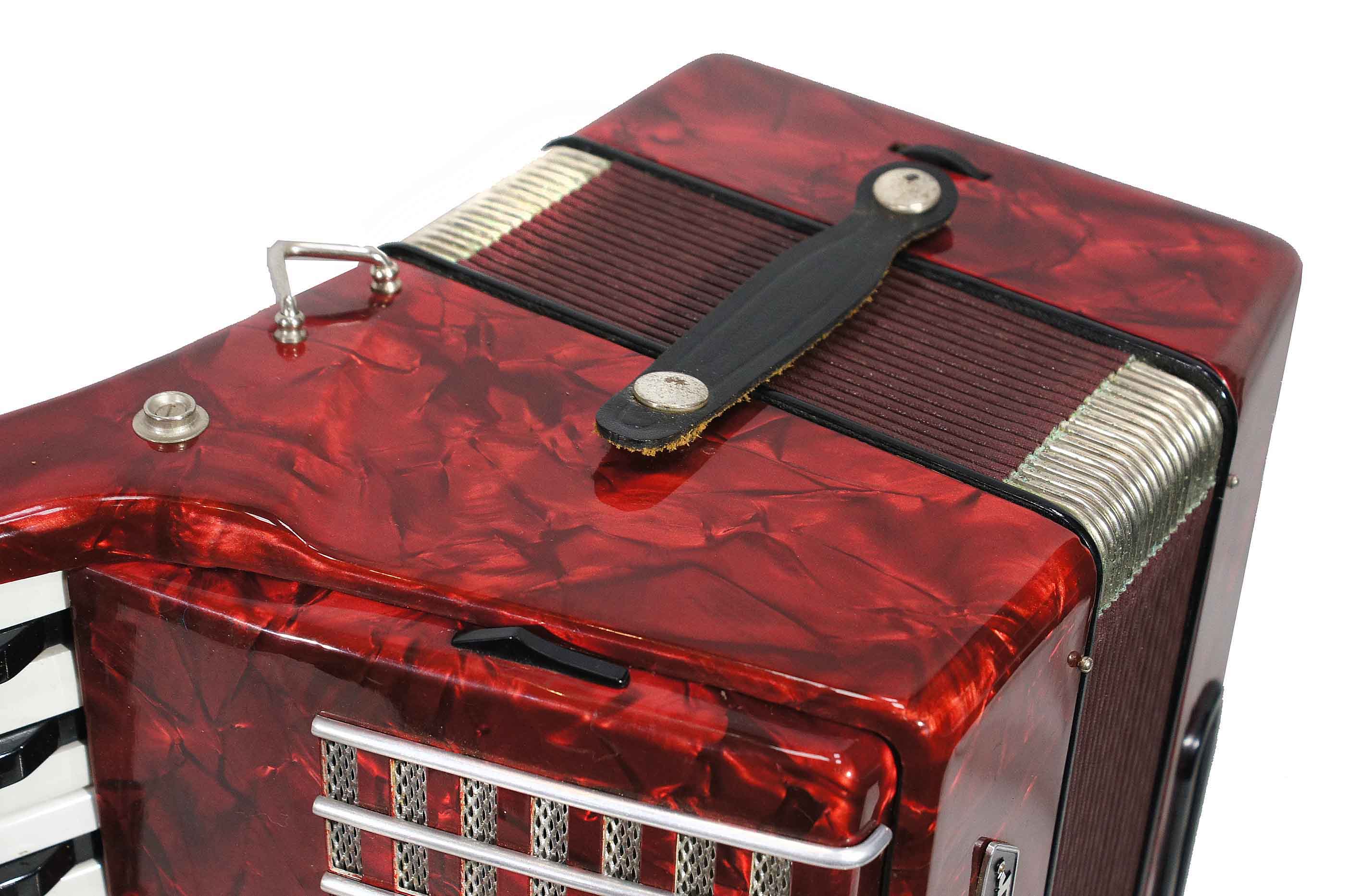 Изображение WELTMEISTER S34 Аккордеон Б\У, Красный, Кейс в синей обшивке