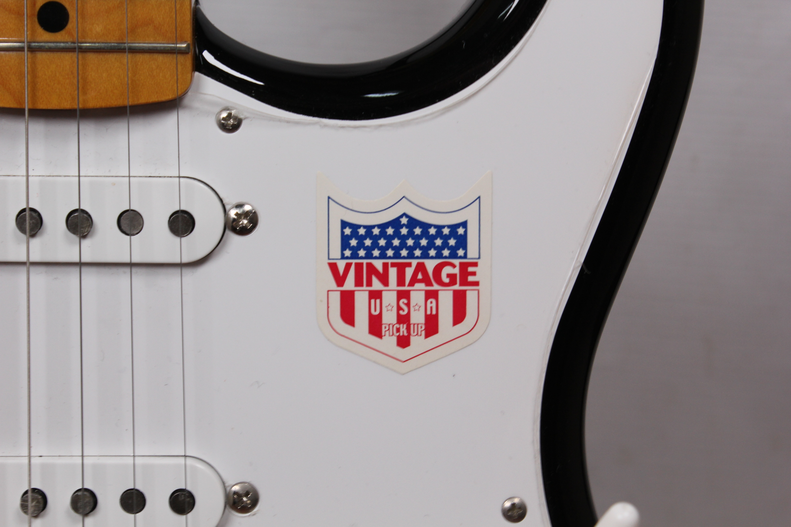 Изображение Fender Stratocaster ST-57 Japan 1995 Электрогитара б/у, s/n U042423, SSS, черный, наклейка на пикгар