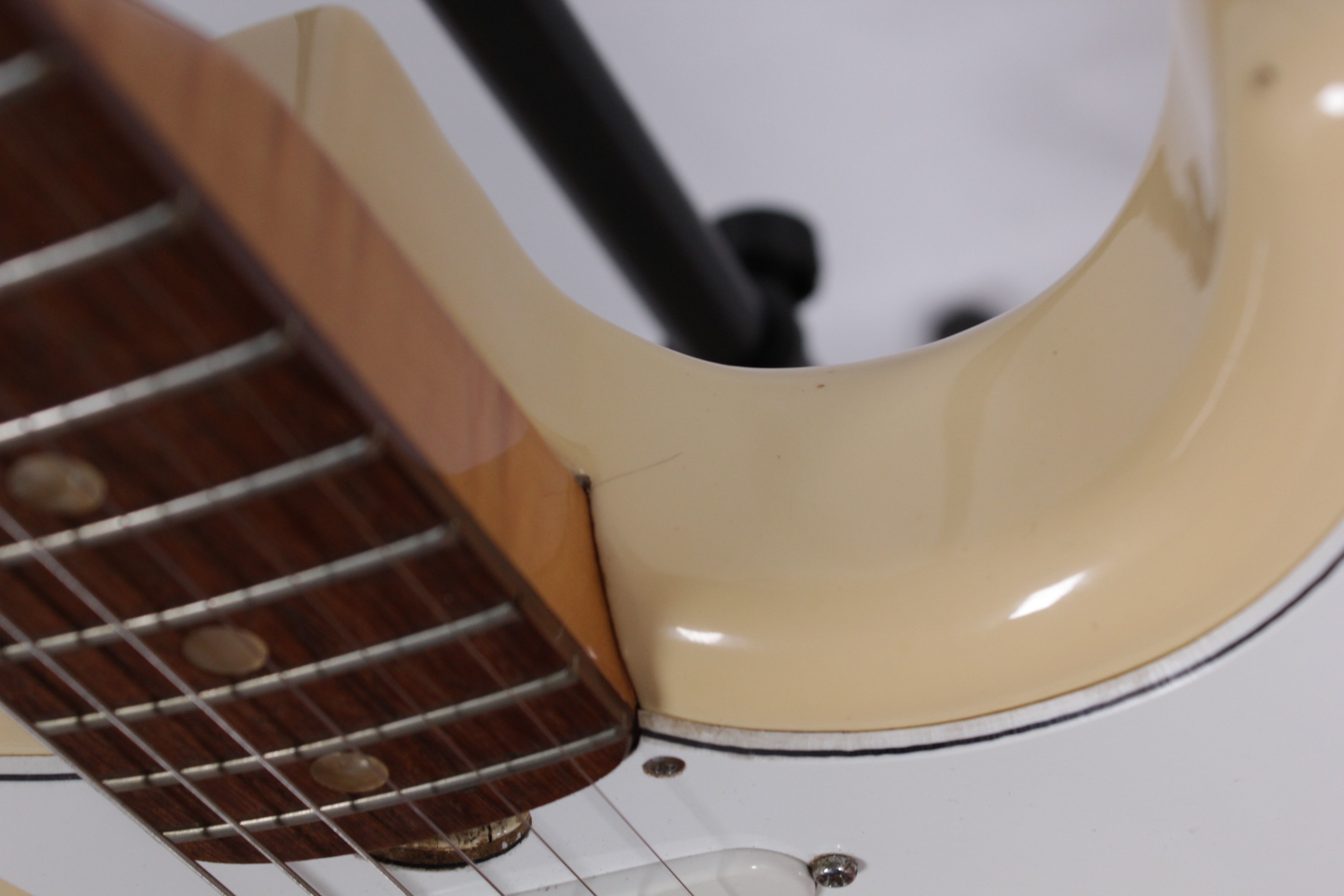 Frigia Custom Body Stratocaster Электрогитара Б/У, бежевый, белый пикгард Изображение Frigia Custom Body Stratocaster Электрогитара Б/У, бежевый, белый пикгард
