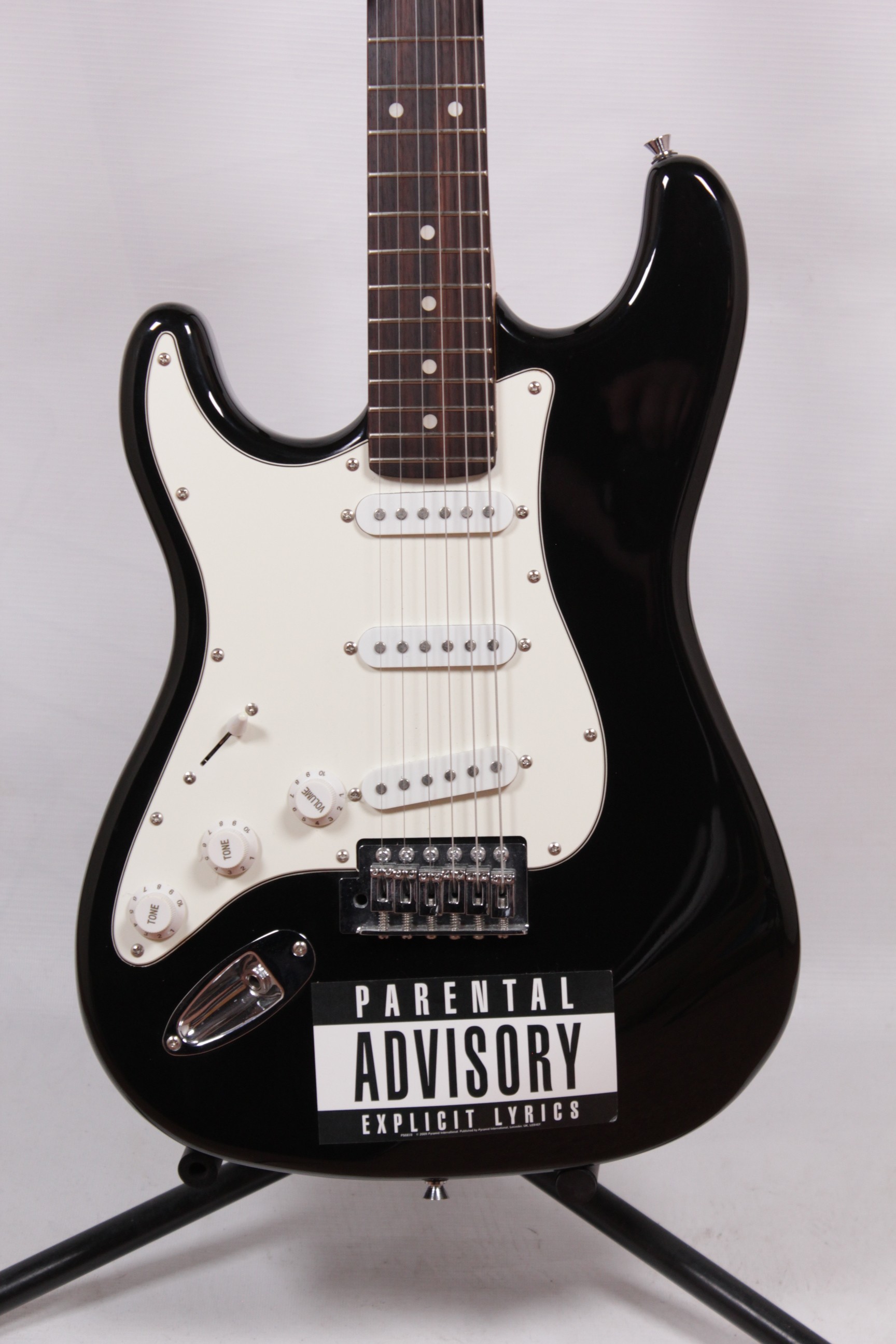 Изображение Selder Stratocaster Lefthanded Электрогитара Б/У Леворукая, черный, SSS, сзади наклейка пацифик