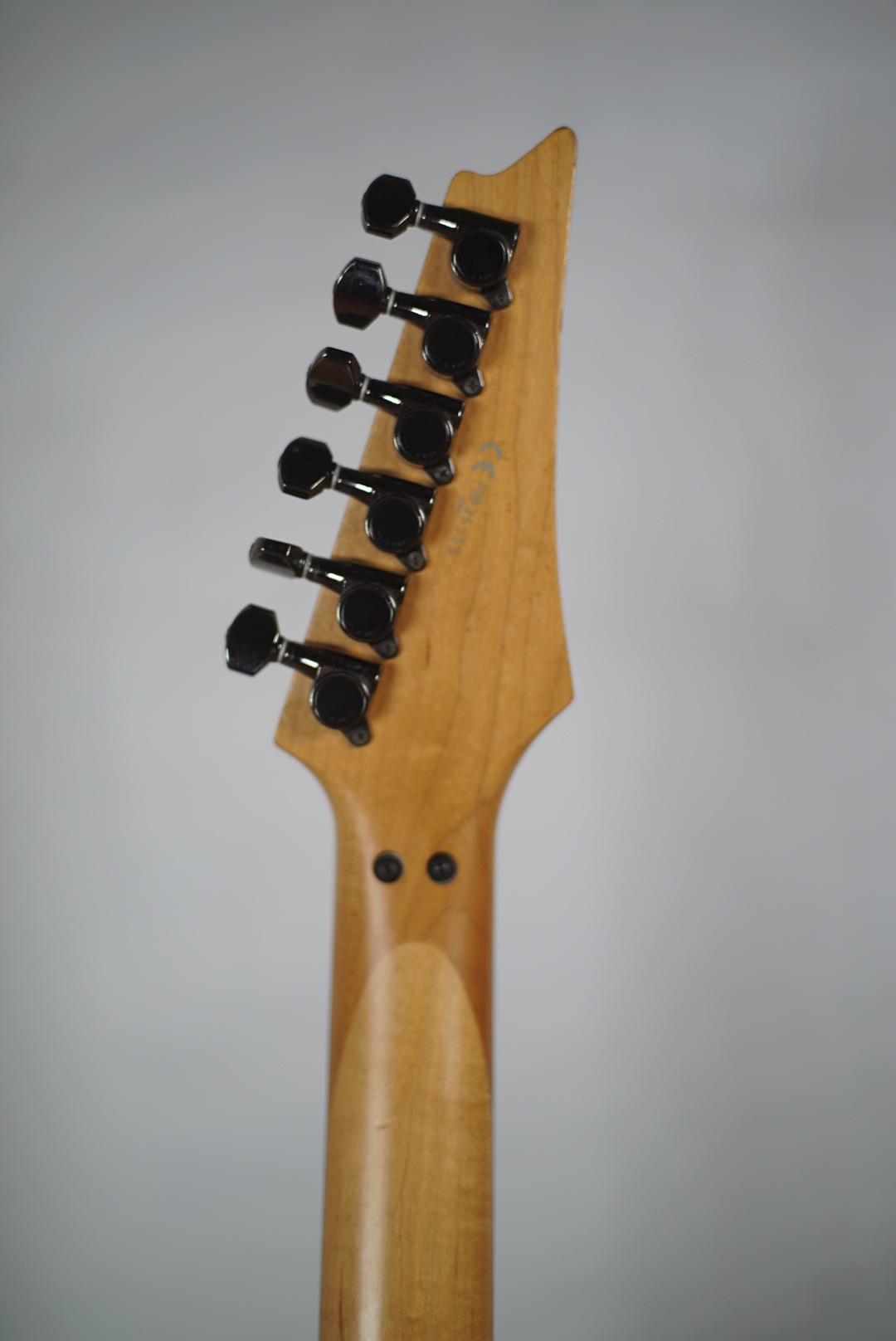 Изображение Ibanez PGM30 Superstrat Электрогитара б/у, s/n F9936755, HSH, винтажный белый, эфы