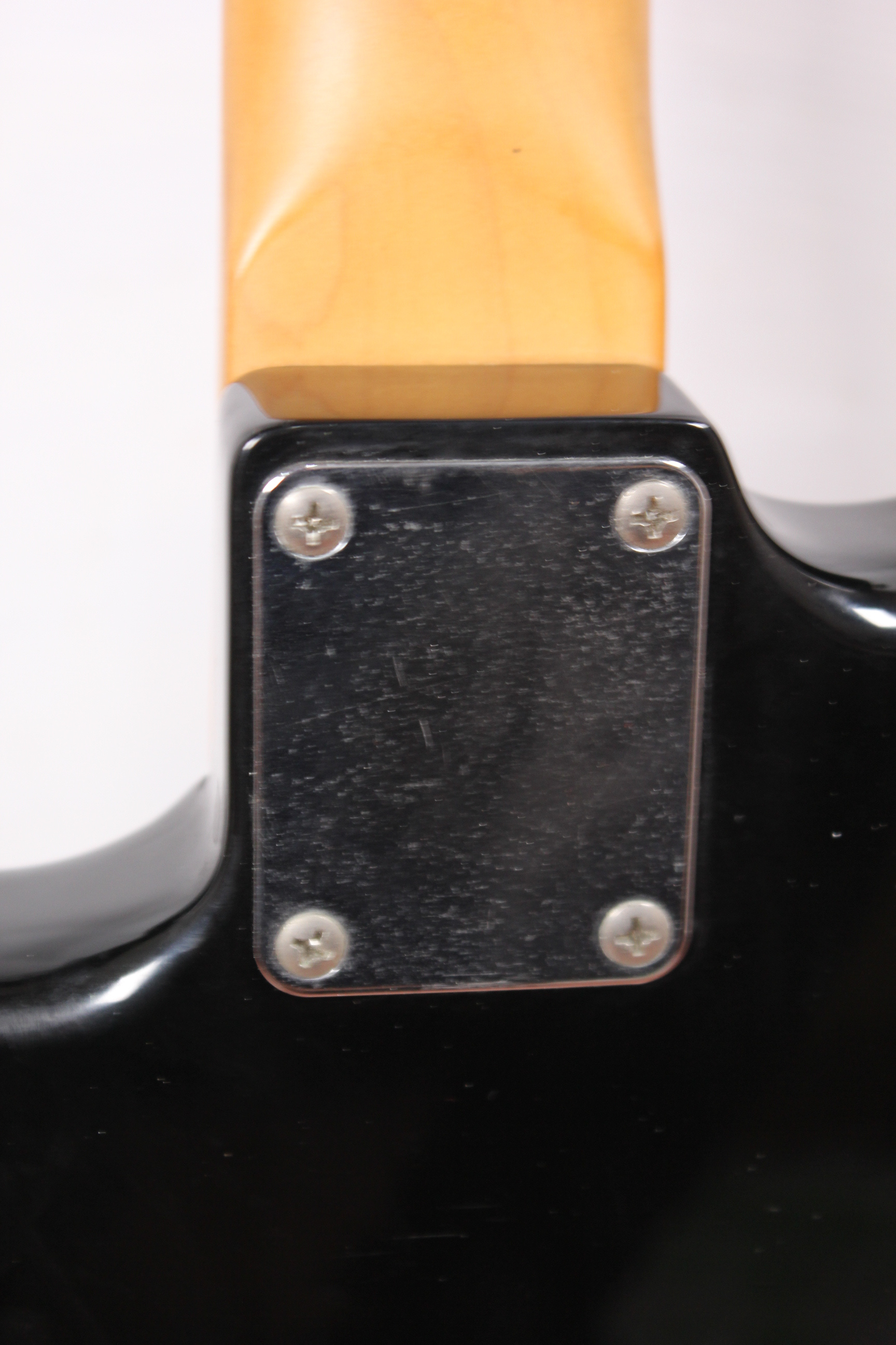 Изображение Greco Stratocaster Электрогитара б/у, HSS, черный, черный пикгард, черные датчики, острая голова