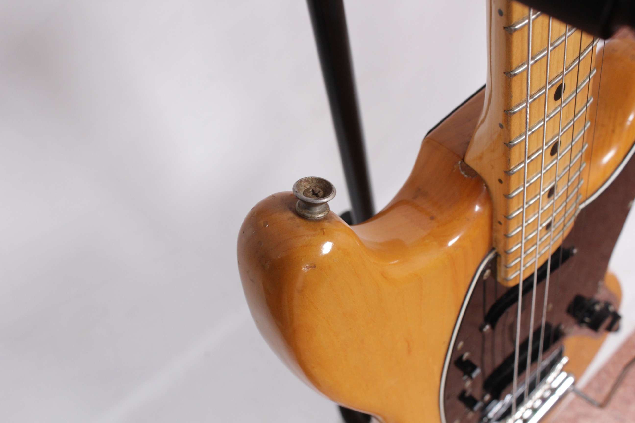 Изображение FENDER MUSTANG Электрогитара Б/У, sn: S91819365, натуральный, хромированная фурнитура, черный пикгар