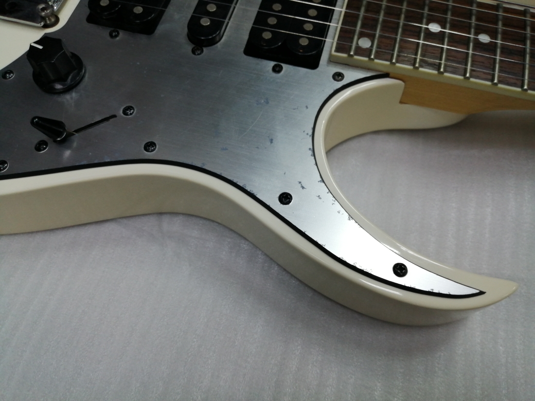 IBANEZ GIO Электрогитара Б/У, HSH, белый, пикгуард под металл Изображение IBANEZ GIO Электрогитара Б/У, HSH, белый, пикгуард под металл