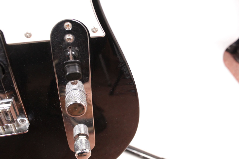 Изображение FENDER TELECASTER Электрогитара Б/У, sn: N4943730, черный, белый пикгард, кленовая накладка