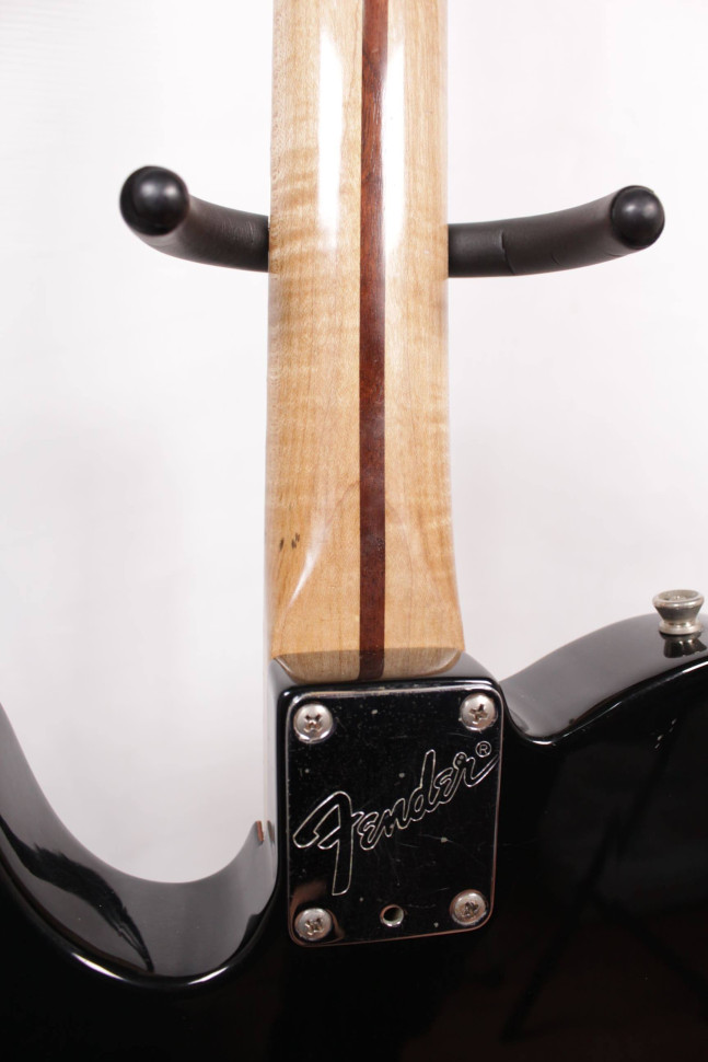 Изображение FENDER TELECASTER Электрогитара Б/У, sn: N4943730, черный, белый пикгард, кленовая накладка