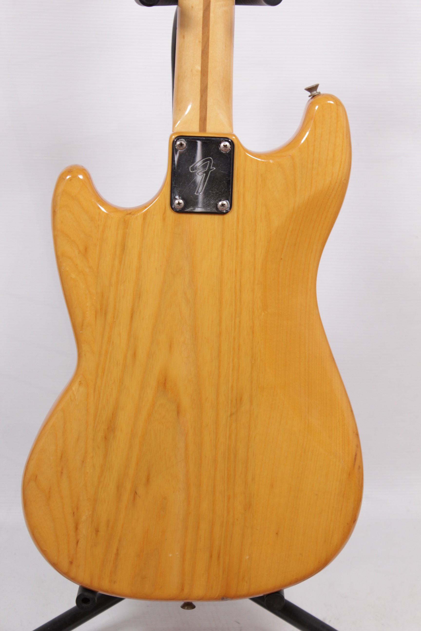 Изображение FENDER MUSTANG Электрогитара Б/У, sn: S91819365, натуральный, хромированная фурнитура, черный пикгар