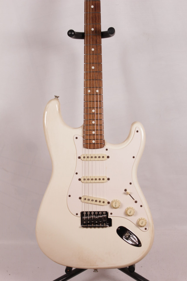 Fender Stratocaster Squier Series Mexico 1995 Электрогитара б/у, s/n MN540267 (552), SSS, белый Изображение Fender Stratocaster Squier Series Mexico 1995 Электрогитара б/у, s/n MN540267 (552), SSS, белый