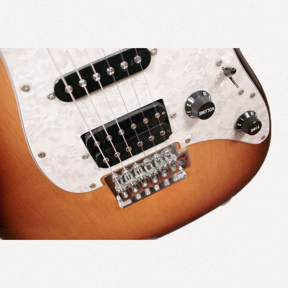 Elioth Stratocaster S303 Электрогитара б/у, S/n 112420987, HSS, Sunburst, Кремовый перл. пикгард Изображение Elioth Stratocaster S303 Электрогитара б/у, S/n 112420987, HSS, Sunburst, Кремовый перл. пикгард