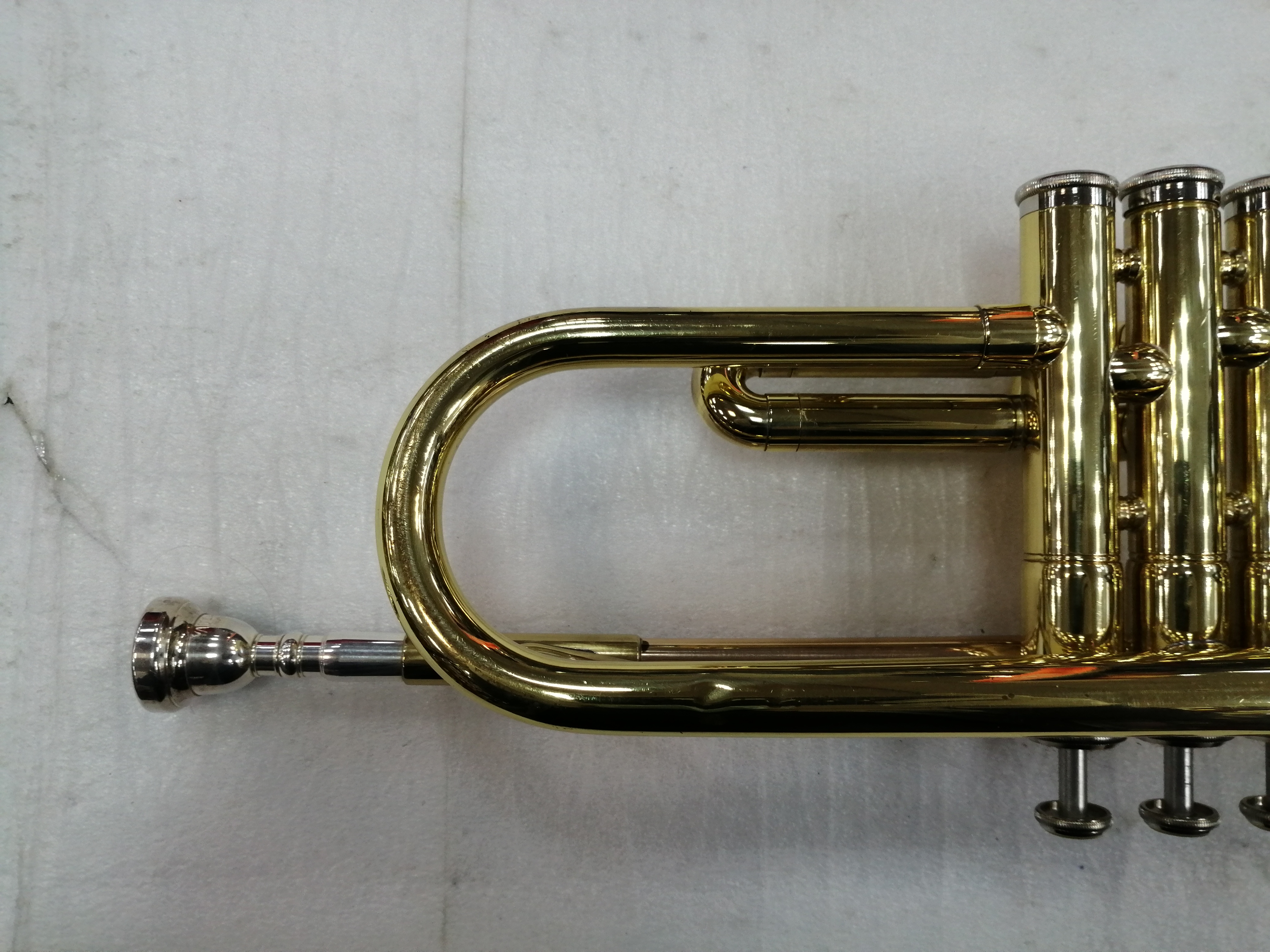 YAMAHA YTR-2321 Труба Б/У,s/n 008059, золотой + чехол, мундштук Изображение YAMAHA YTR-2321 Труба Б/У,s/n 008059, золотой + чехол, мундштук