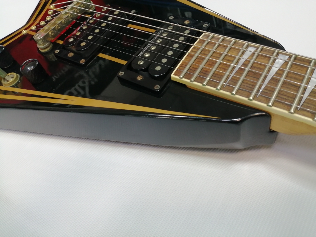 Изображение GROVER JACKSON RR-PS100, черный с золотым узором, стрела, гриф на болтах, сн: J018803 