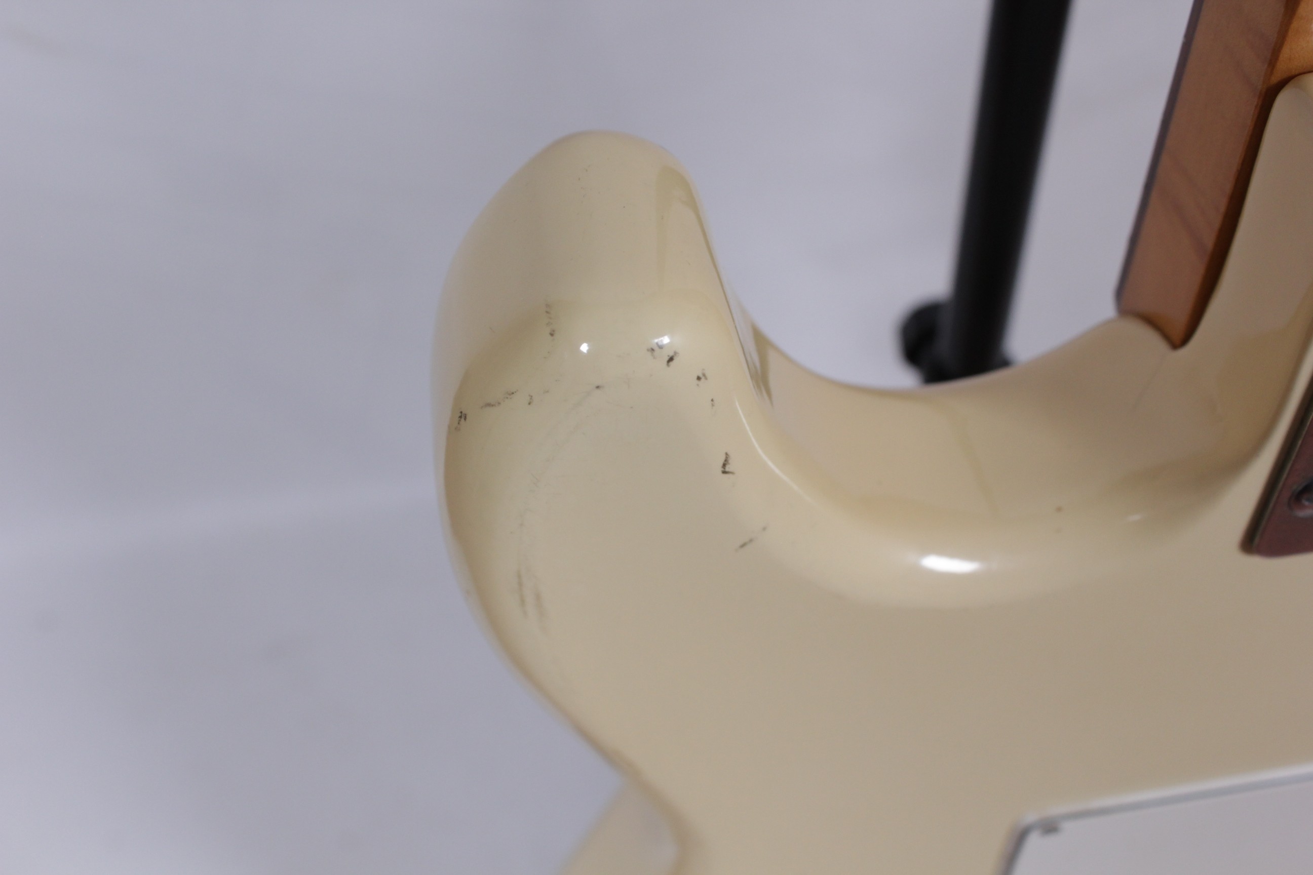 Frigia Custom Body Stratocaster Электрогитара Б/У, бежевый, белый пикгард Изображение Frigia Custom Body Stratocaster Электрогитара Б/У, бежевый, белый пикгард