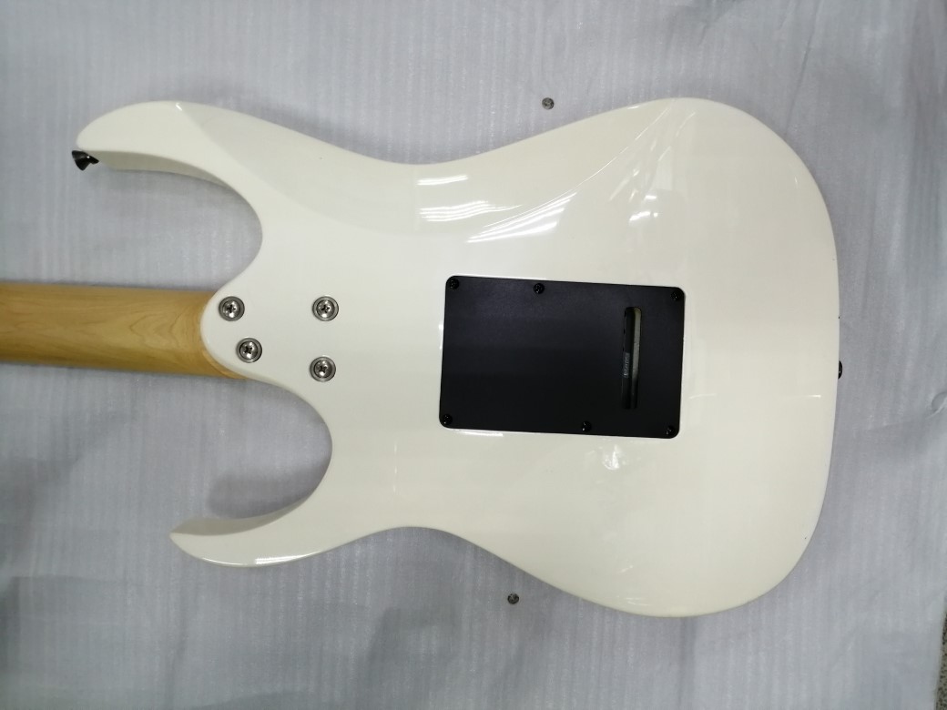 IBANEZ GIO Электрогитара Б/У, HSH, белый, пикгуард под металл Изображение IBANEZ GIO Электрогитара Б/У, HSH, белый, пикгуард под металл