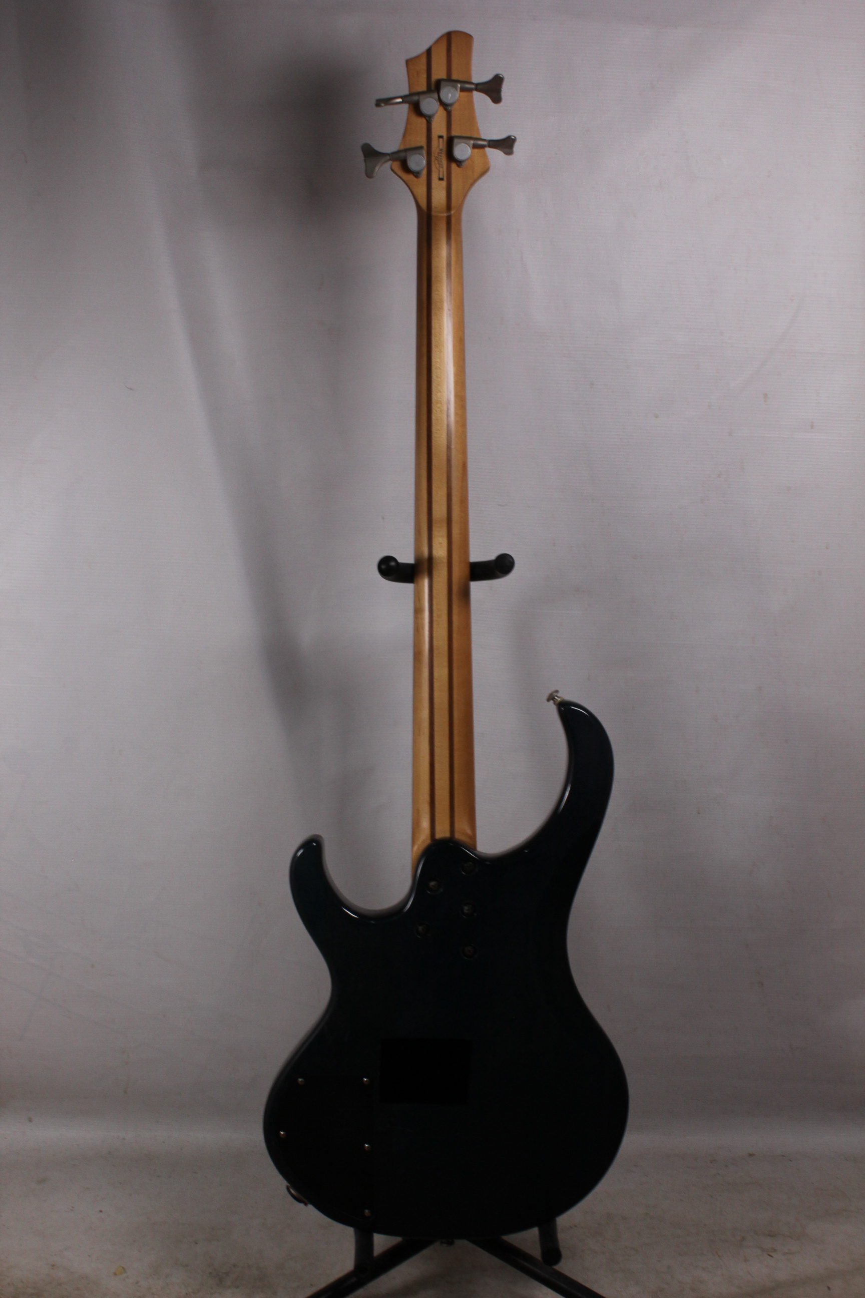 Изображение Ibanez BTB Korea Бас-гитара б/у, s/n W620037, HH, темно-синий, волнистый клен