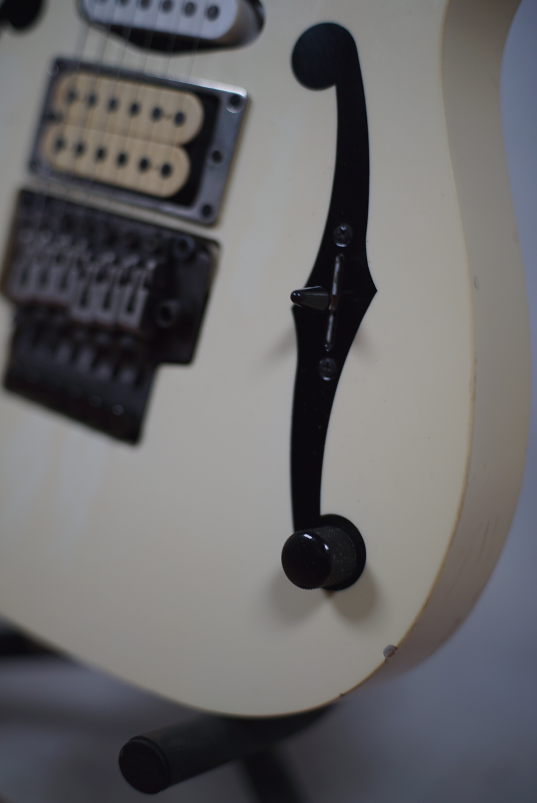 Изображение Ibanez PGM30 Superstrat Электрогитара б/у, s/n F9936755, HSH, винтажный белый, эфы