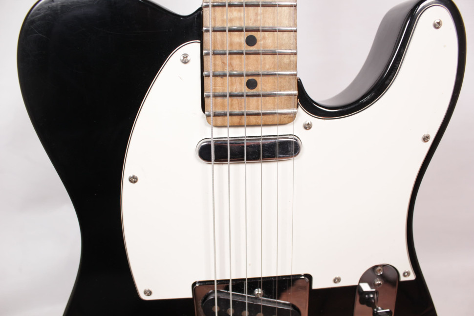 Изображение FENDER TELECASTER Электрогитара Б/У, sn: N4943730, черный, белый пикгард, кленовая накладка