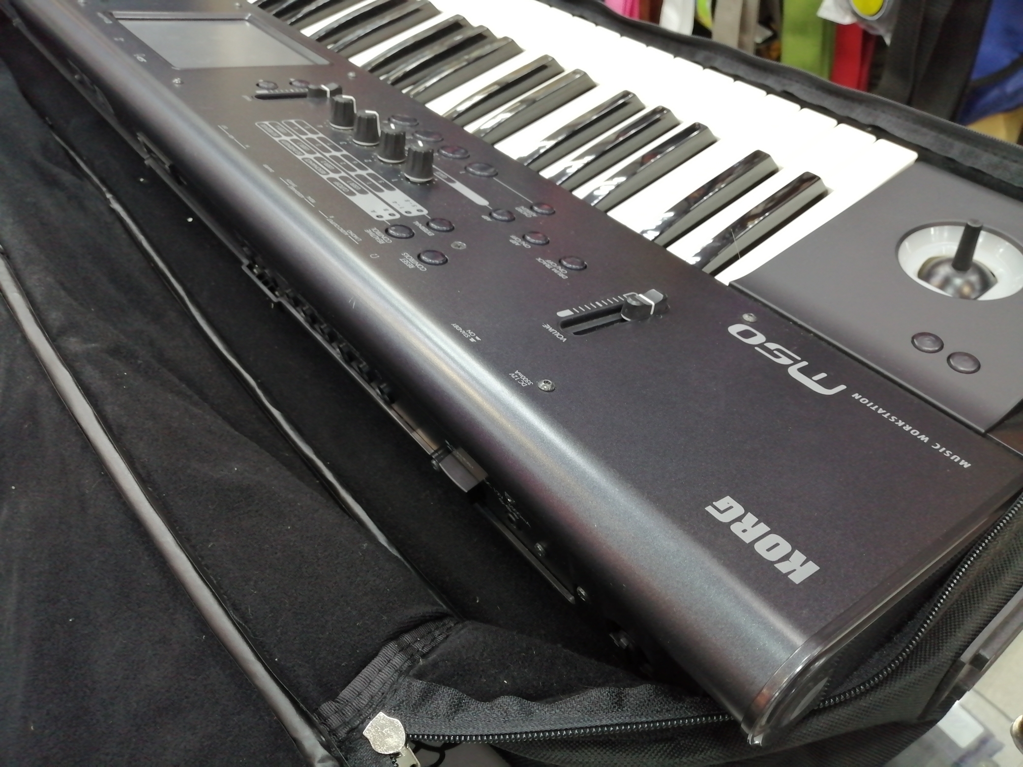 KORG M50-61 Рабочая станция б/у + чехол, диск, блок питания Изображение KORG M50-61 Рабочая станция б/у + чехол, диск, блок питания