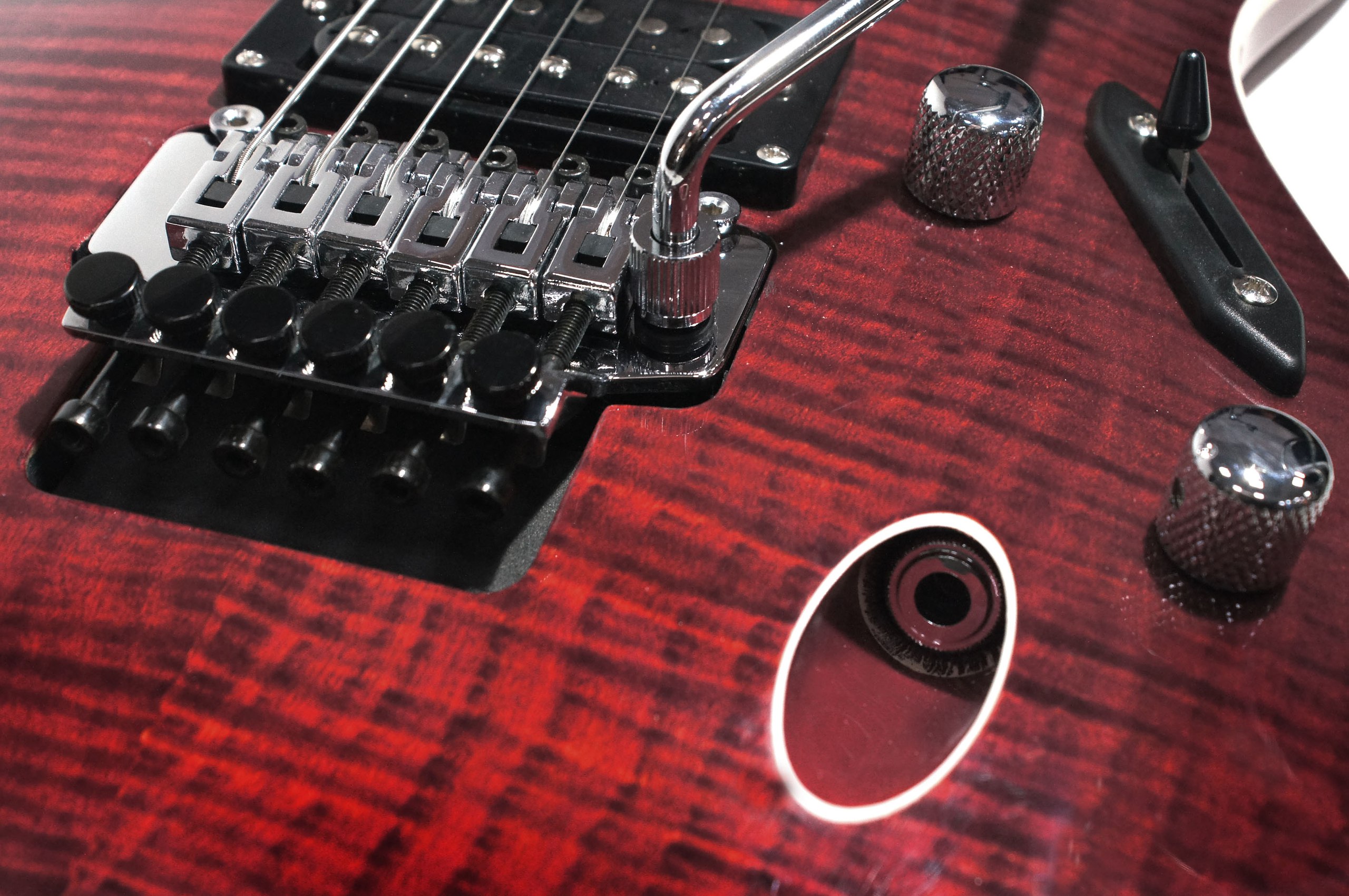 EART EGSL-313 Электрогитара Superstrat, H-S-H, Красный, Волнистый клен Изображение EART EGSL-313 Электрогитара Superstrat, H-S-H, Красный, Волнистый клен