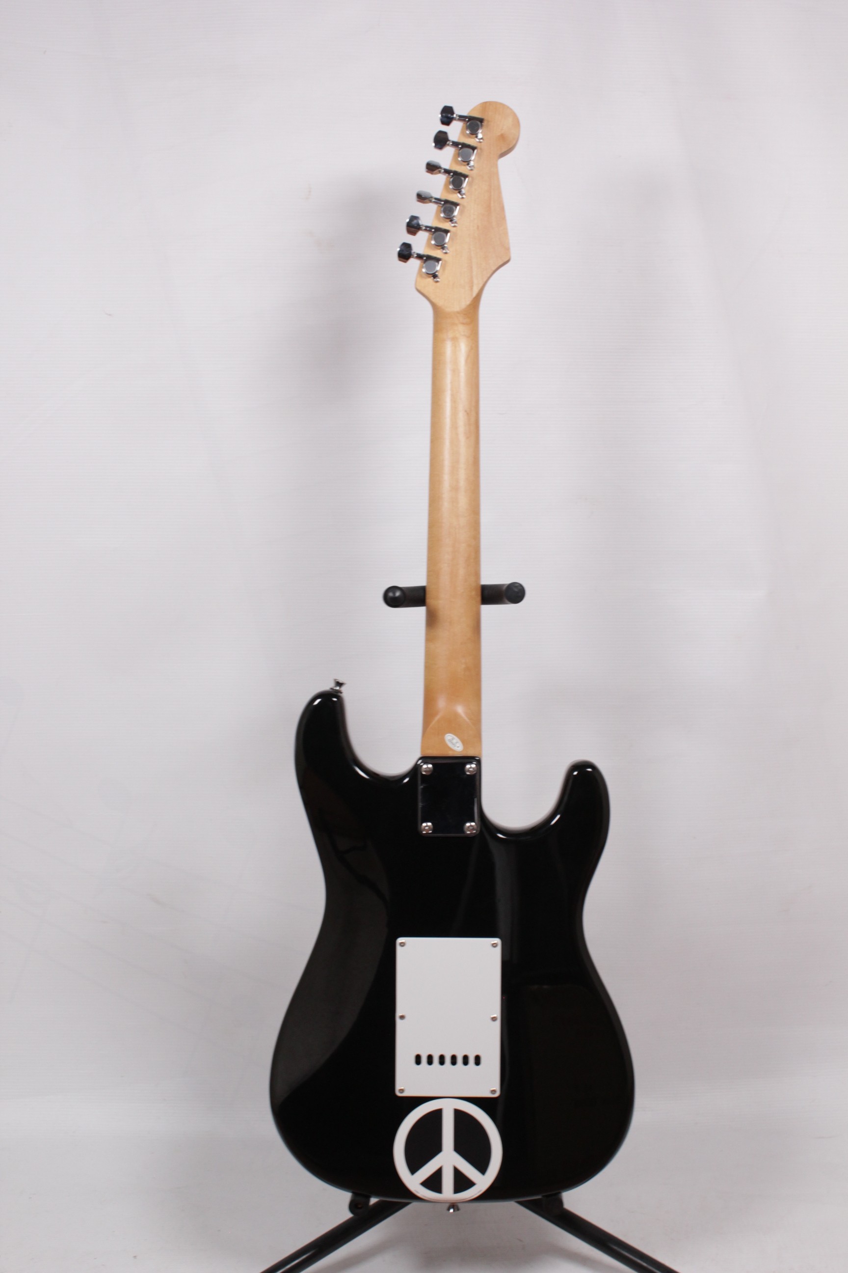 Изображение Selder Stratocaster Lefthanded Электрогитара Б/У Леворукая, черный, SSS, сзади наклейка пацифик