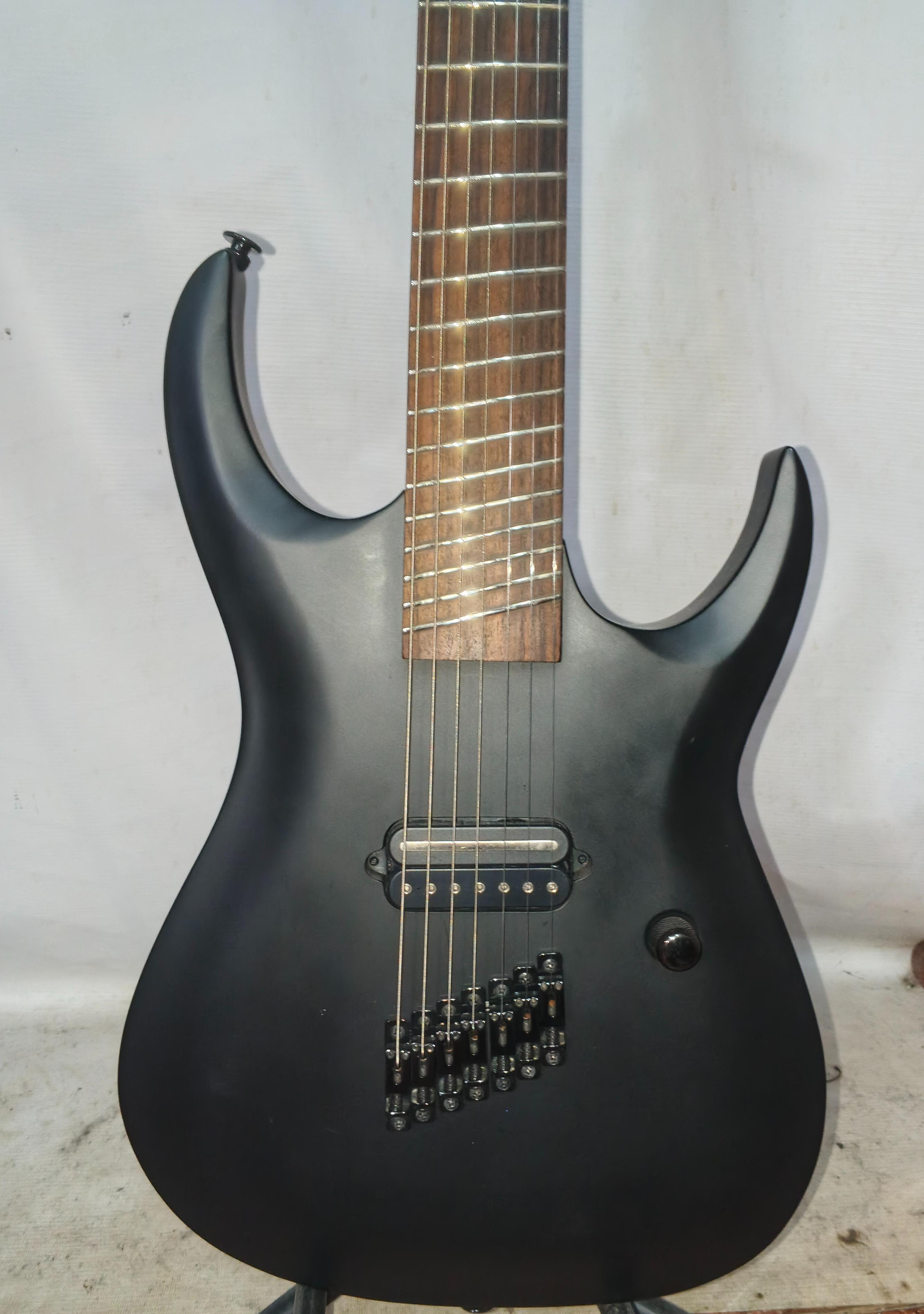 Изображение Carparelli Guitars Dinky 7 Электрогитара б/у, H, черный матовый, черная фурнитура, веерные лады