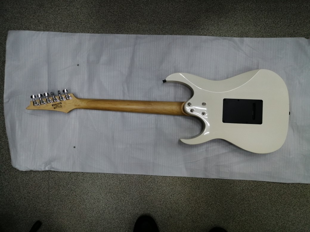 IBANEZ GIO Электрогитара Б/У, HSH, белый, пикгуард под металл Изображение IBANEZ GIO Электрогитара Б/У, HSH, белый, пикгуард под металл